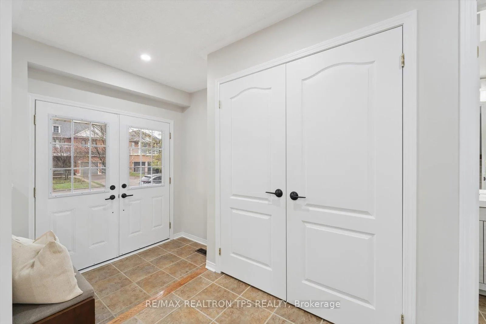 Photo 5 of 263 Sprucewood Crescent, Clarington, Bowmanville — HOMEH
