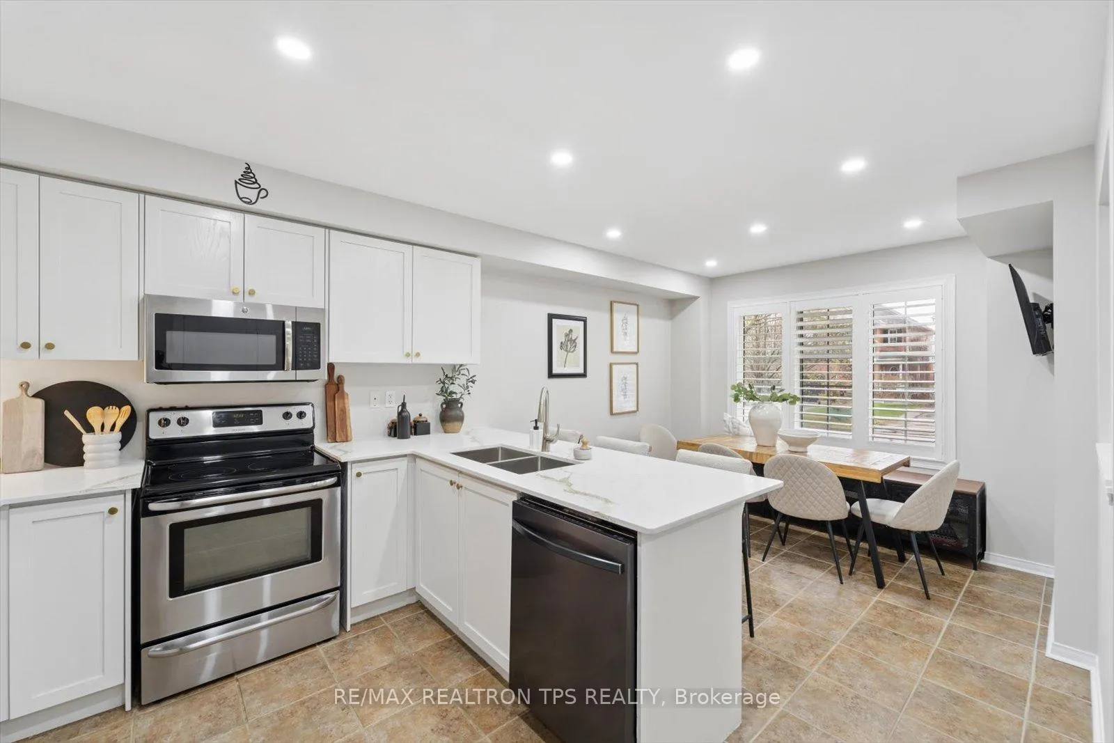 Photo 16 of 263 Sprucewood Crescent, Clarington, Bowmanville — HOMEH