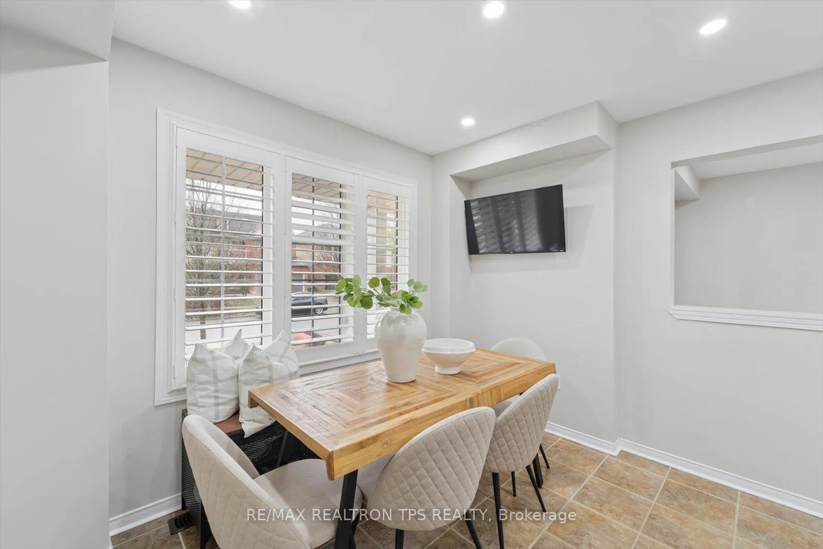 Photo 17 of 263 Sprucewood Crescent, Clarington, Bowmanville — HOMEH