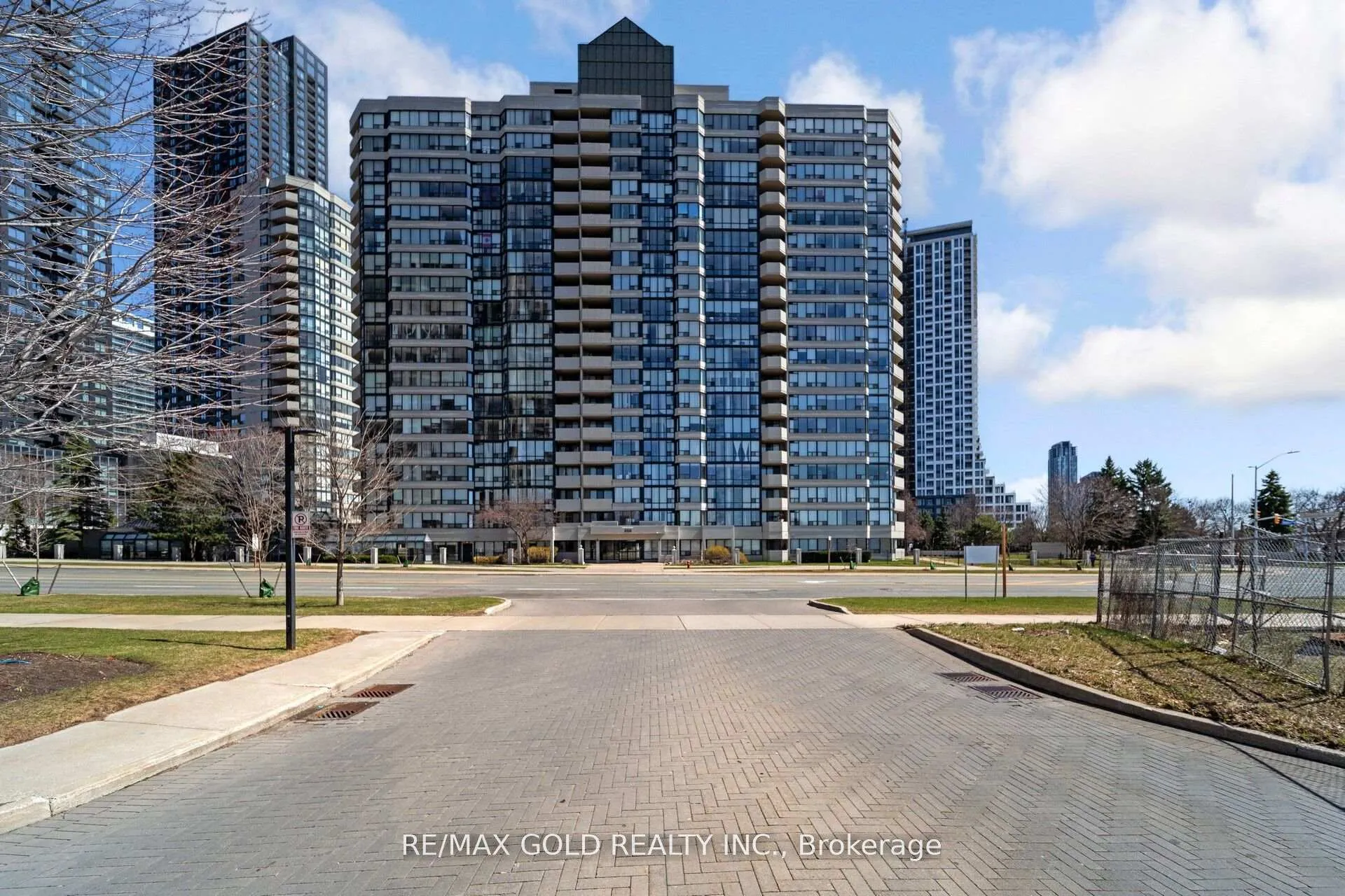 Front of Unit 1406, 350 Rathburn Road W