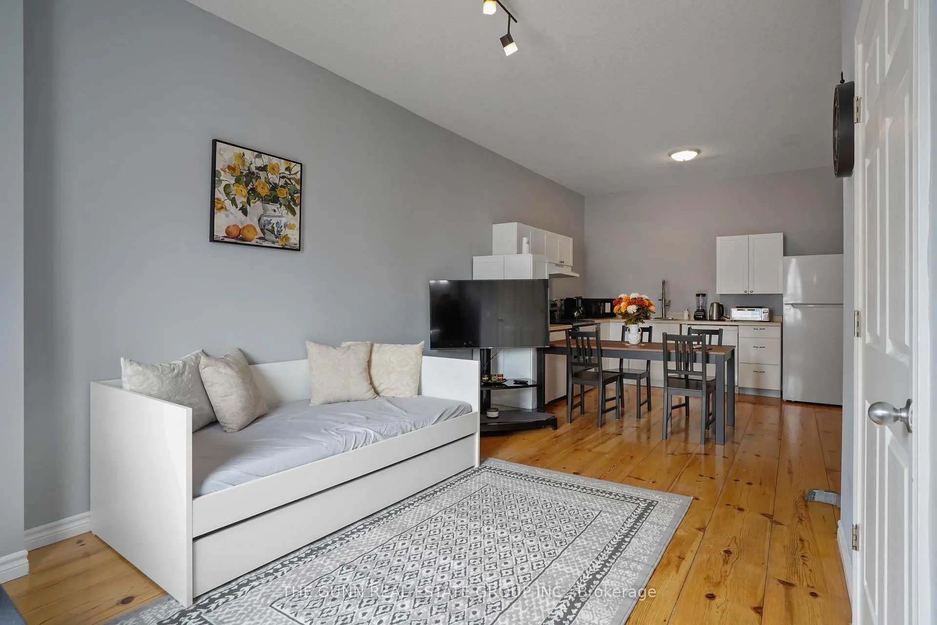 Photo 8 of 1048 Dundas Street, London, East G — HOMEH