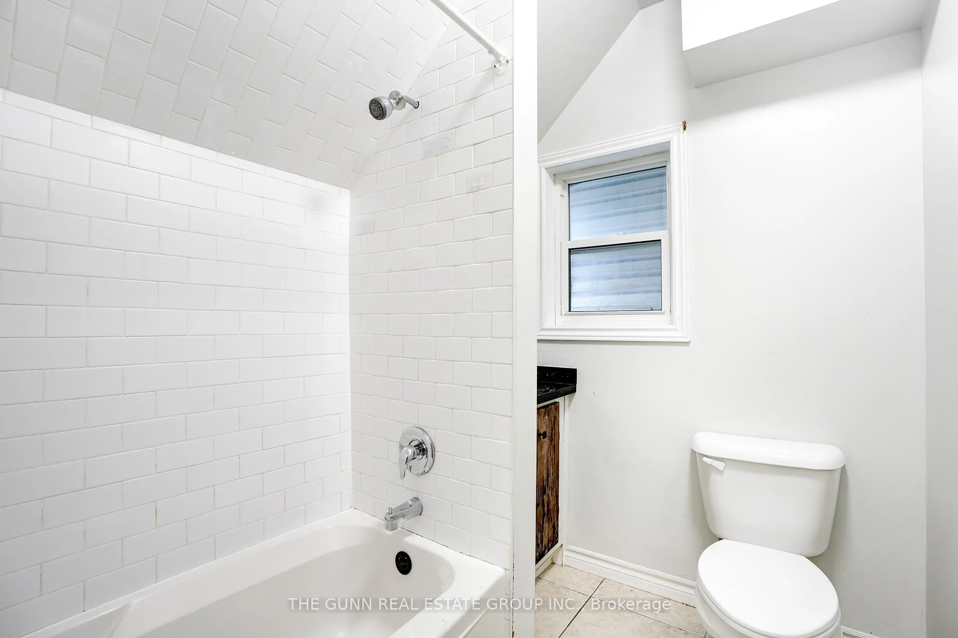 Photo 32 of 1048 Dundas Street, London, East G — HOMEH