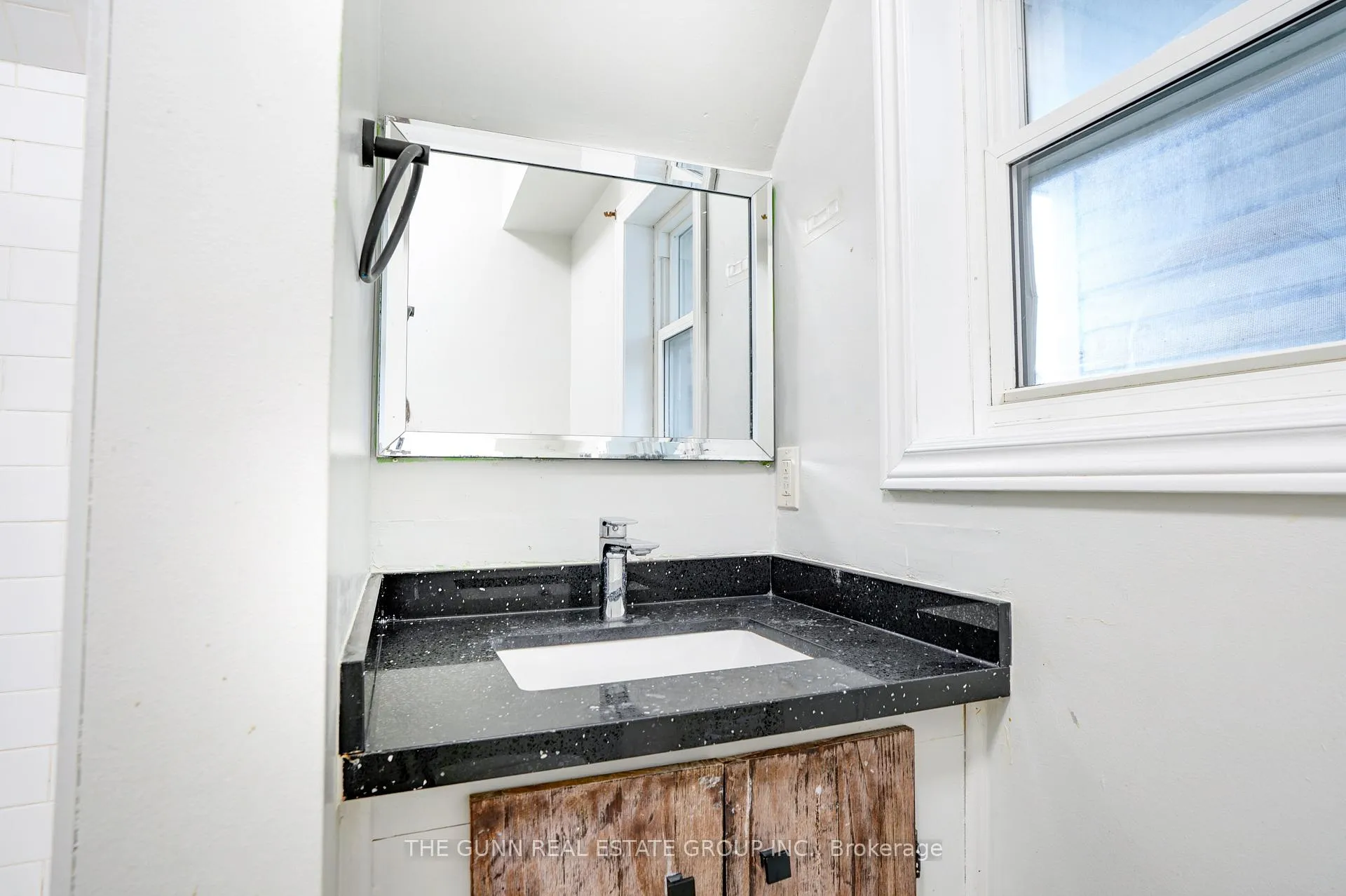 Photo 33 of 1048 Dundas Street, London, East G — HOMEH