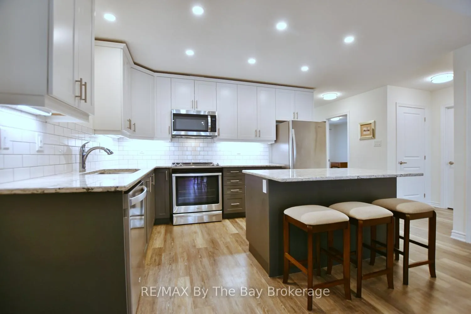 Photo 8 of 77 Ivy Crescent, Wasaga Beach — HOMEH