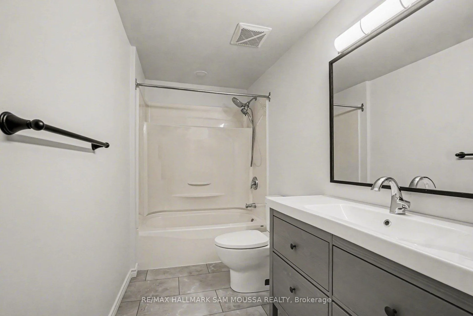 Photo 24 of 28C Woodvale Green, Ottawa, Craig Henry/Woodvale — HOMEH