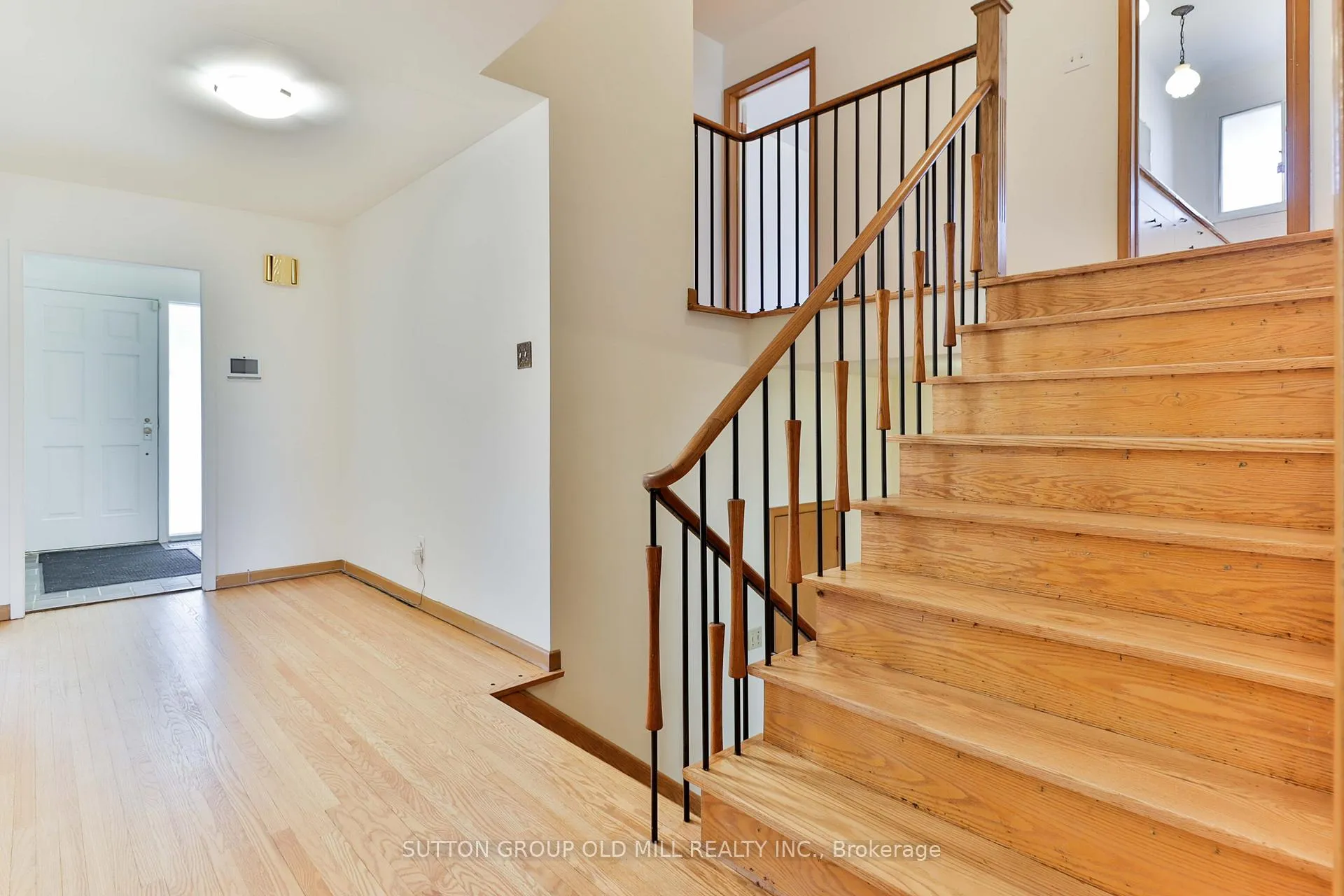 Photo 3 of 32 Hunting Ridge, Etobicoke, Willowridge-Martingrove-Richview — HOMEH
