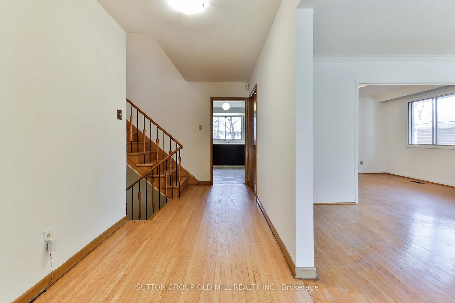 Photo 4 of 32 Hunting Ridge, Etobicoke, Willowridge-Martingrove-Richview — HOMEH