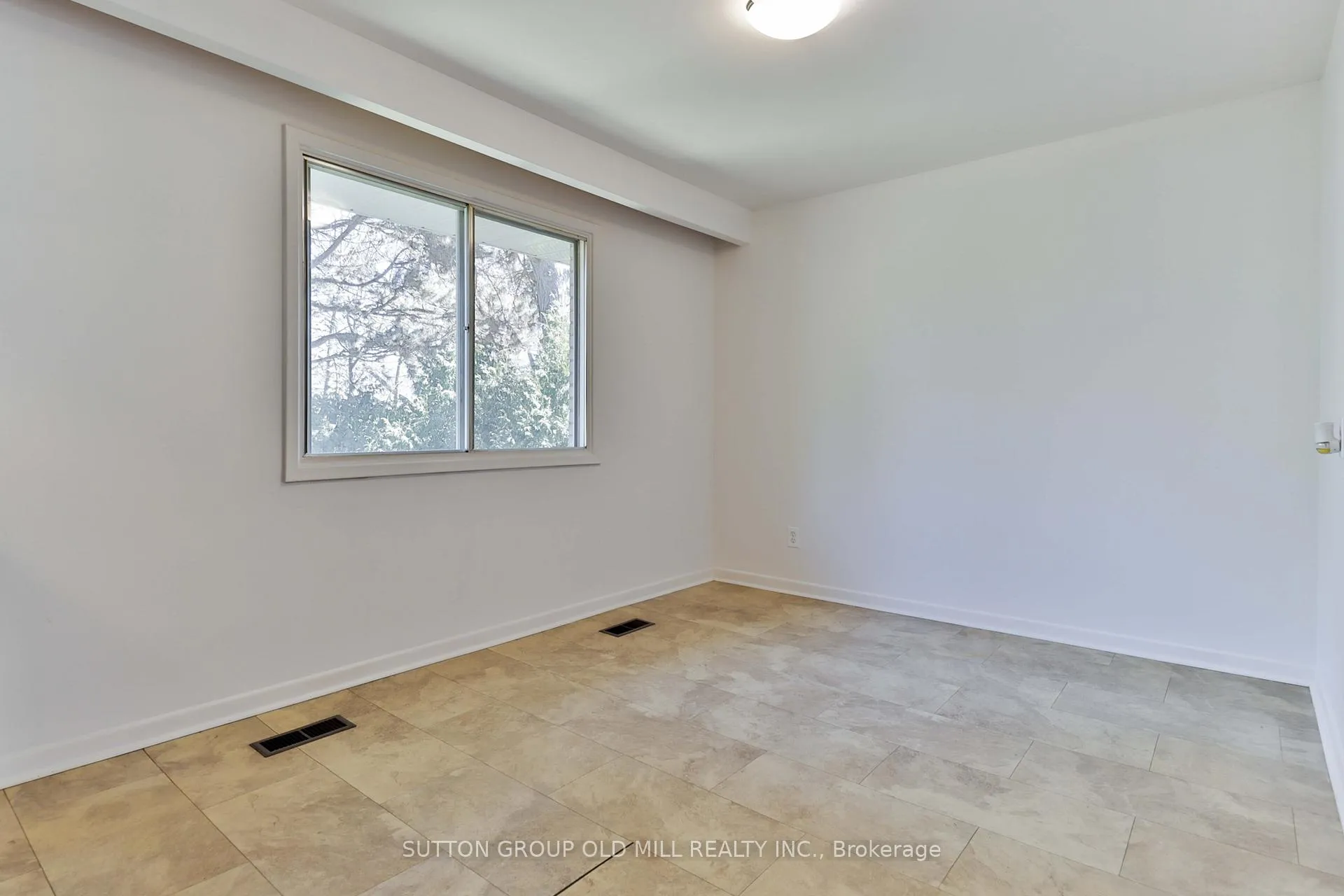 Photo 11 of 32 Hunting Ridge, Etobicoke, Willowridge-Martingrove-Richview — HOMEH