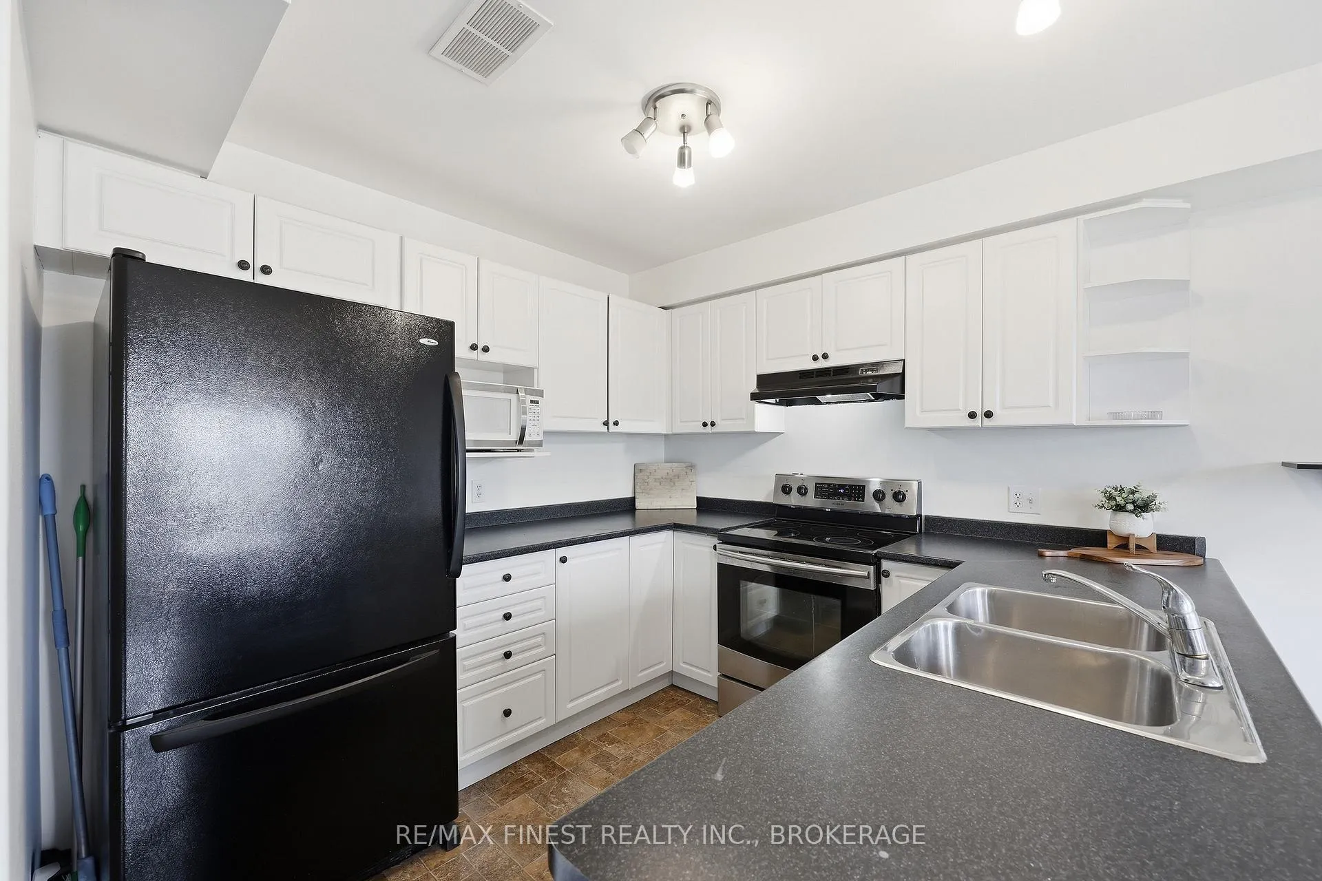Photo 10 of 2189 Swanfield Street, Kingston, East Gardiners Rd — HOMEH