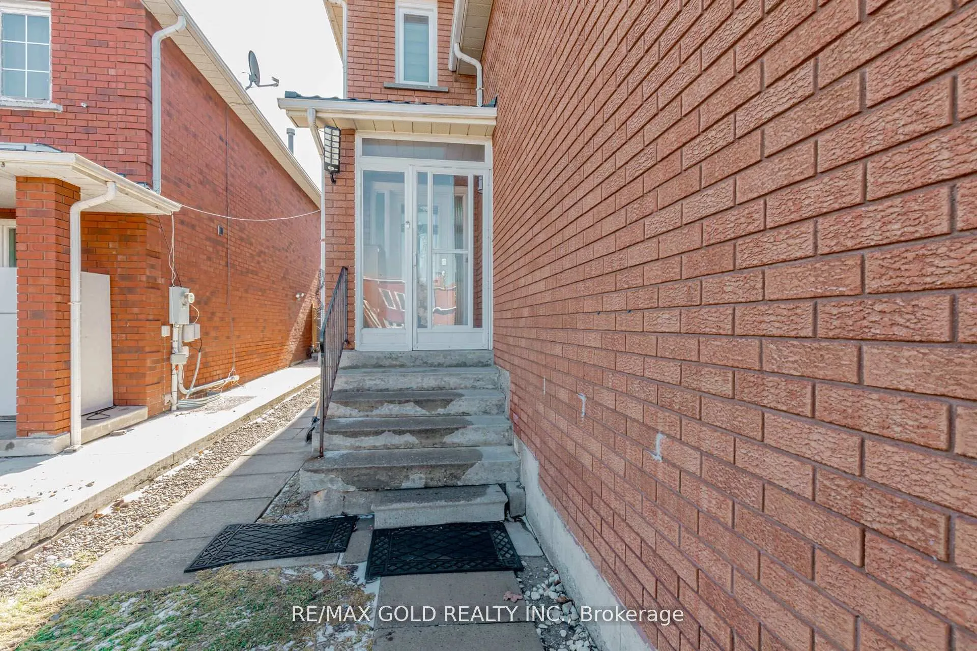 Photo 3 of 61 Kingknoll Drive, Brampton, Fletcher's Creek South — HOMEH