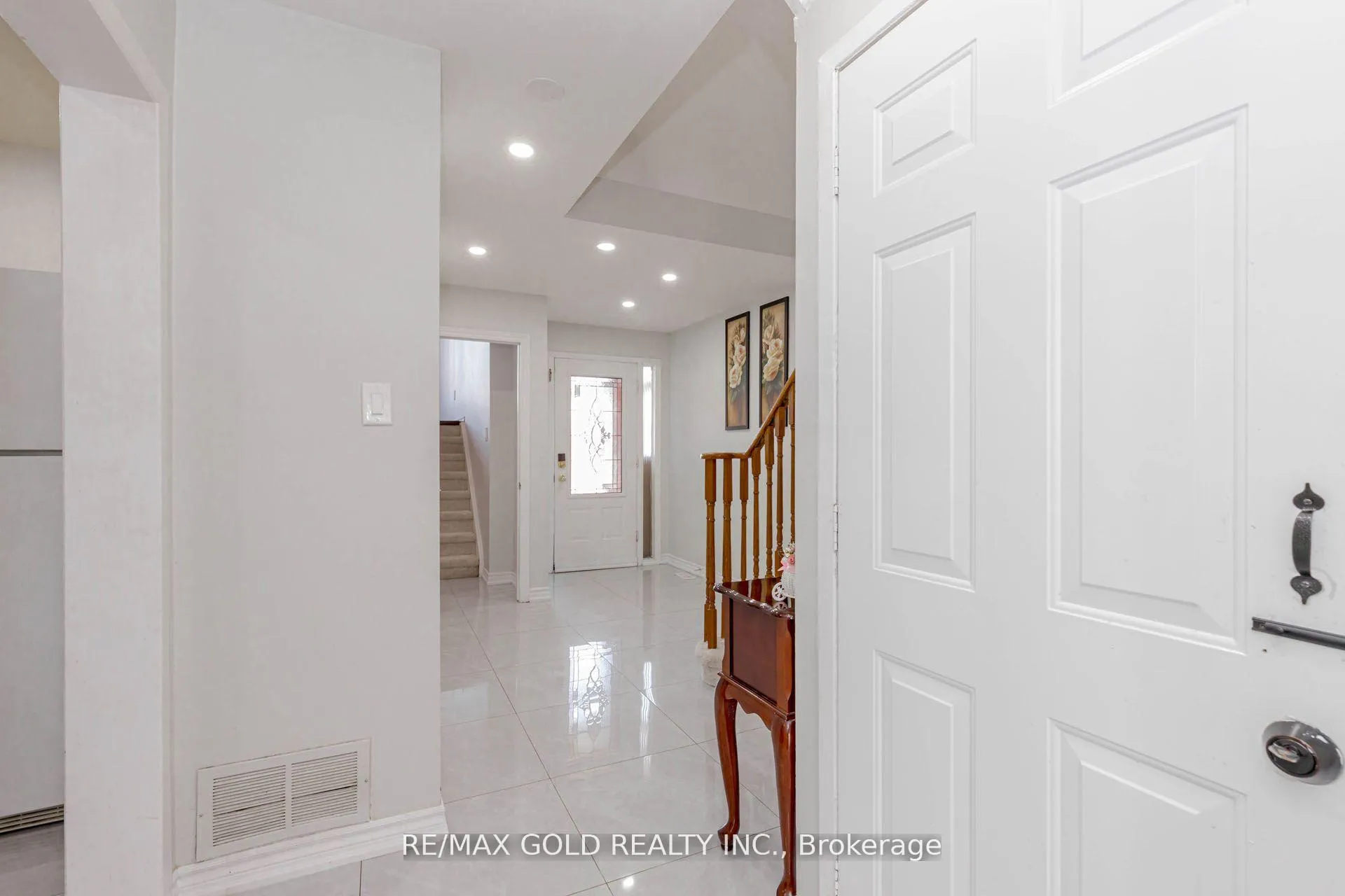 Photo 6 of 61 Kingknoll Drive, Brampton, Fletcher's Creek South — HOMEH