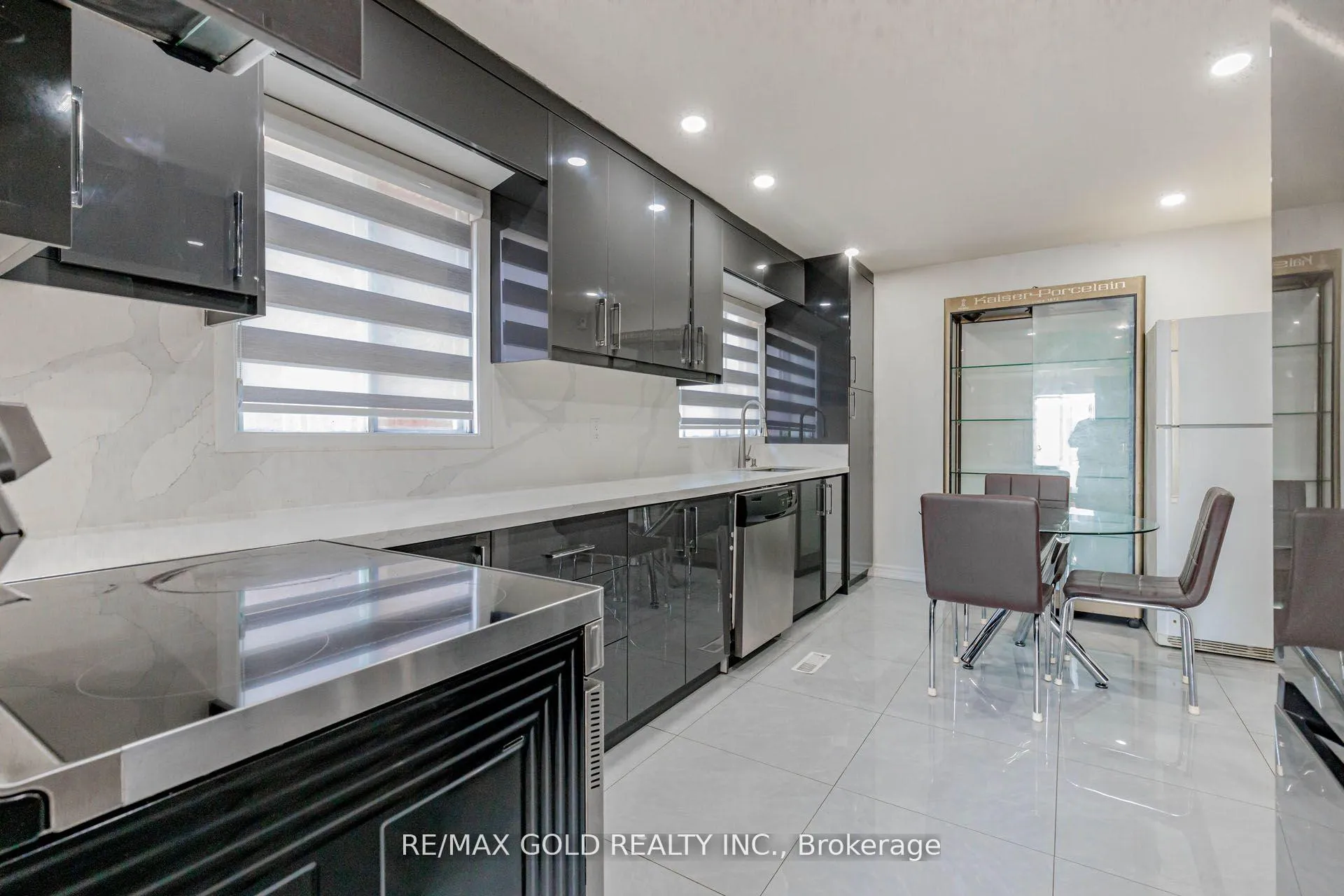 Photo 11 of 61 Kingknoll Drive, Brampton, Fletcher's Creek South — HOMEH