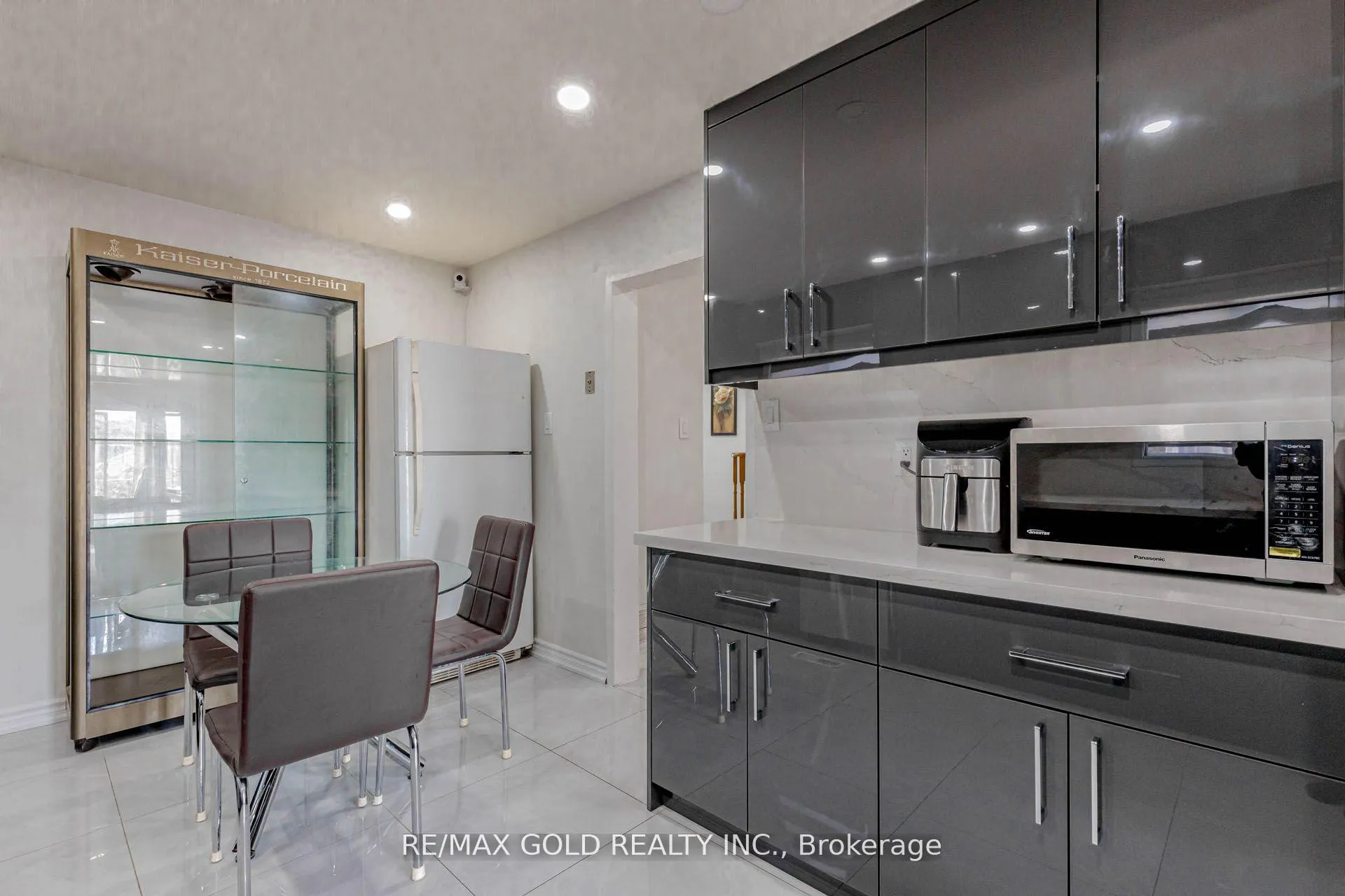 Photo 12 of 61 Kingknoll Drive, Brampton, Fletcher's Creek South — HOMEH