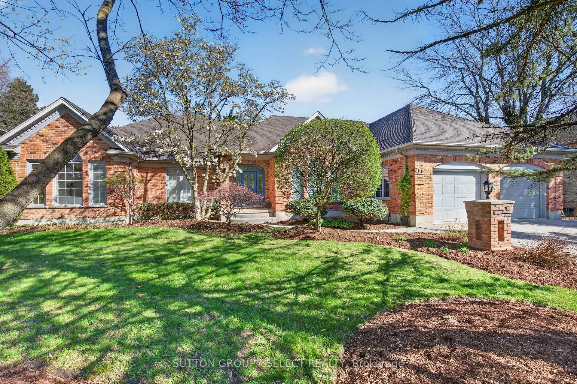 Front of 300 Windermere Court W