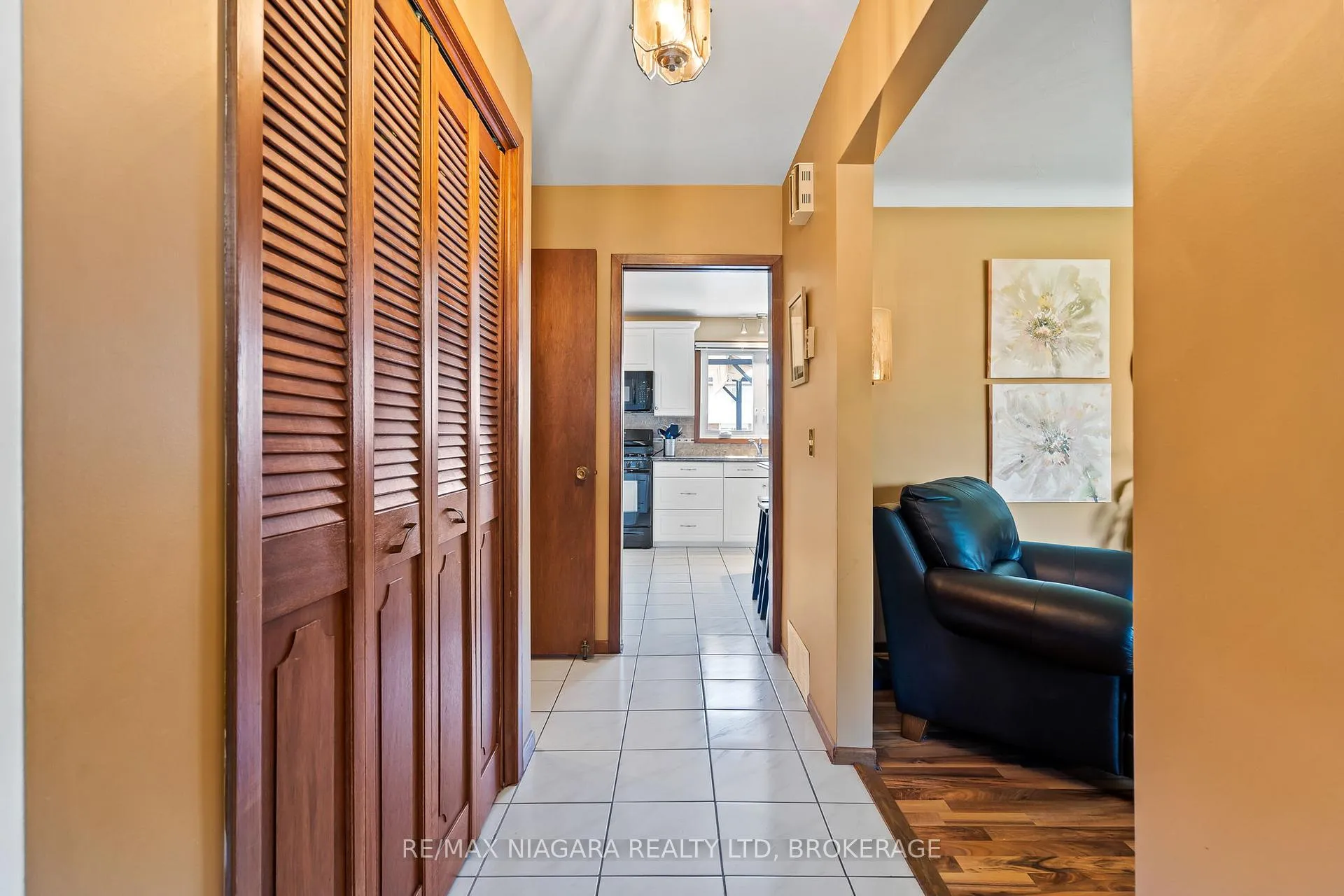 Photo 13 of 40 Gaspare Drive, Port Colborne, Sugarloaf — HOMEH