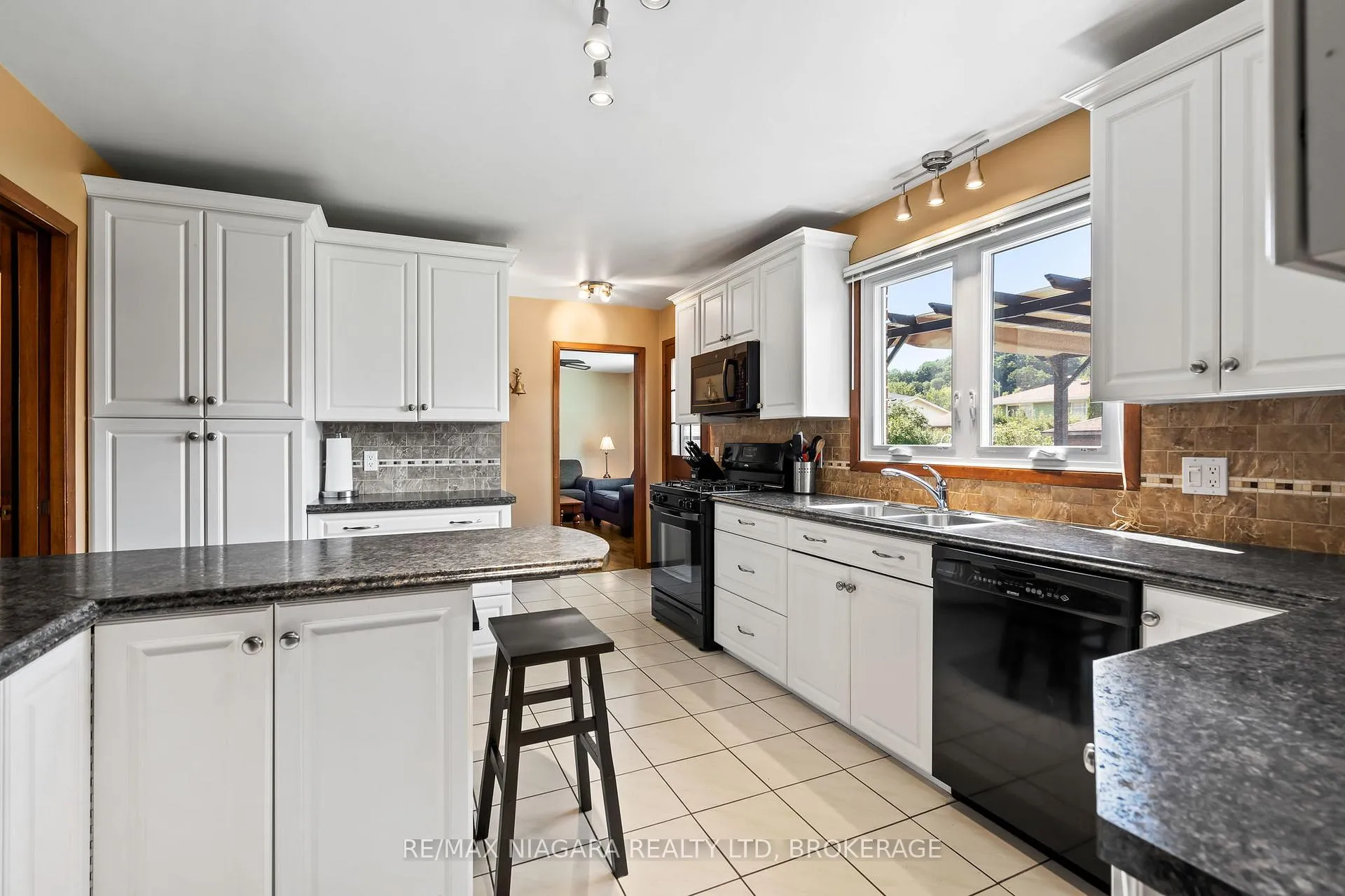 Photo 18 of 40 Gaspare Drive, Port Colborne, Sugarloaf — HOMEH