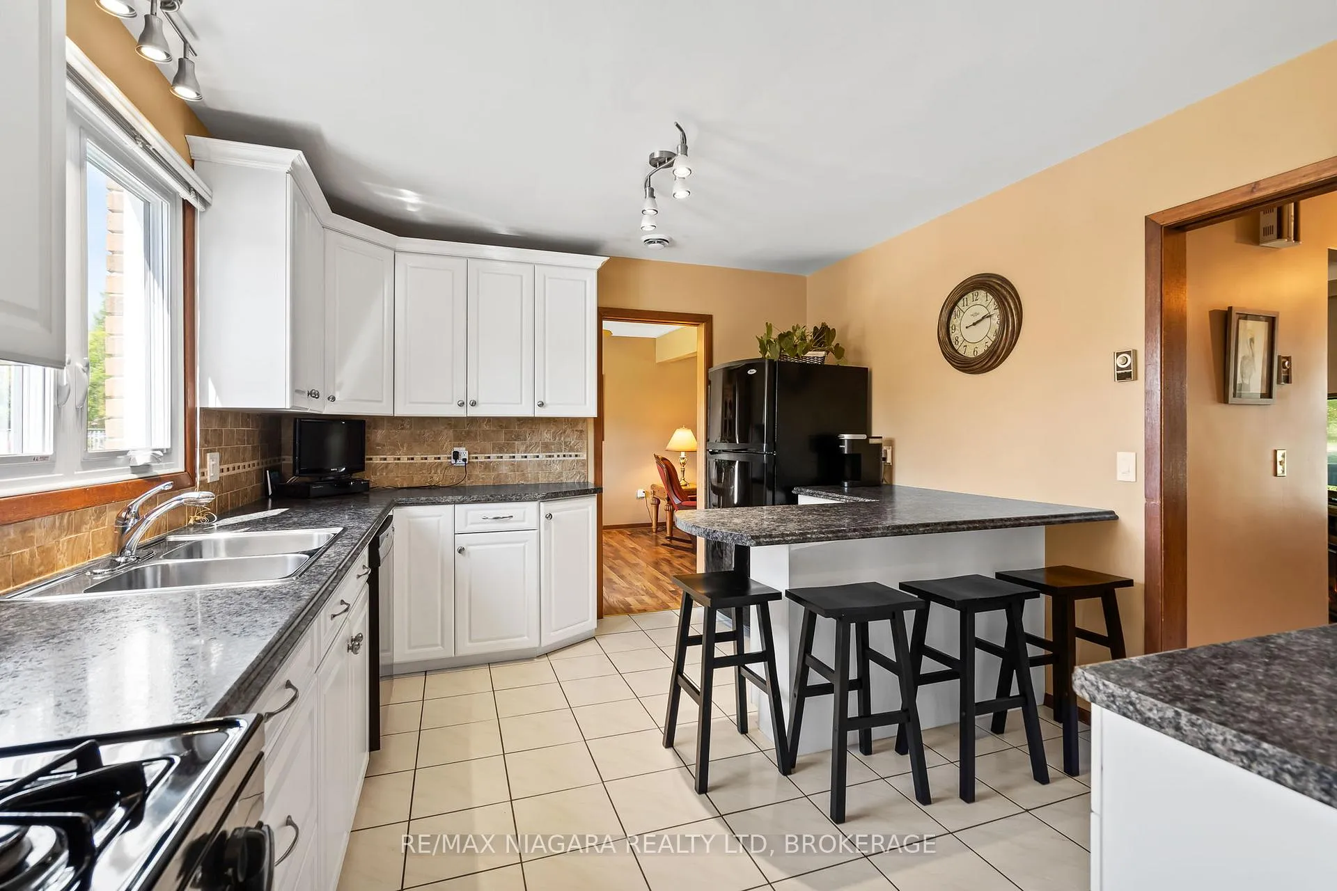 Photo 19 of 40 Gaspare Drive, Port Colborne, Sugarloaf — HOMEH