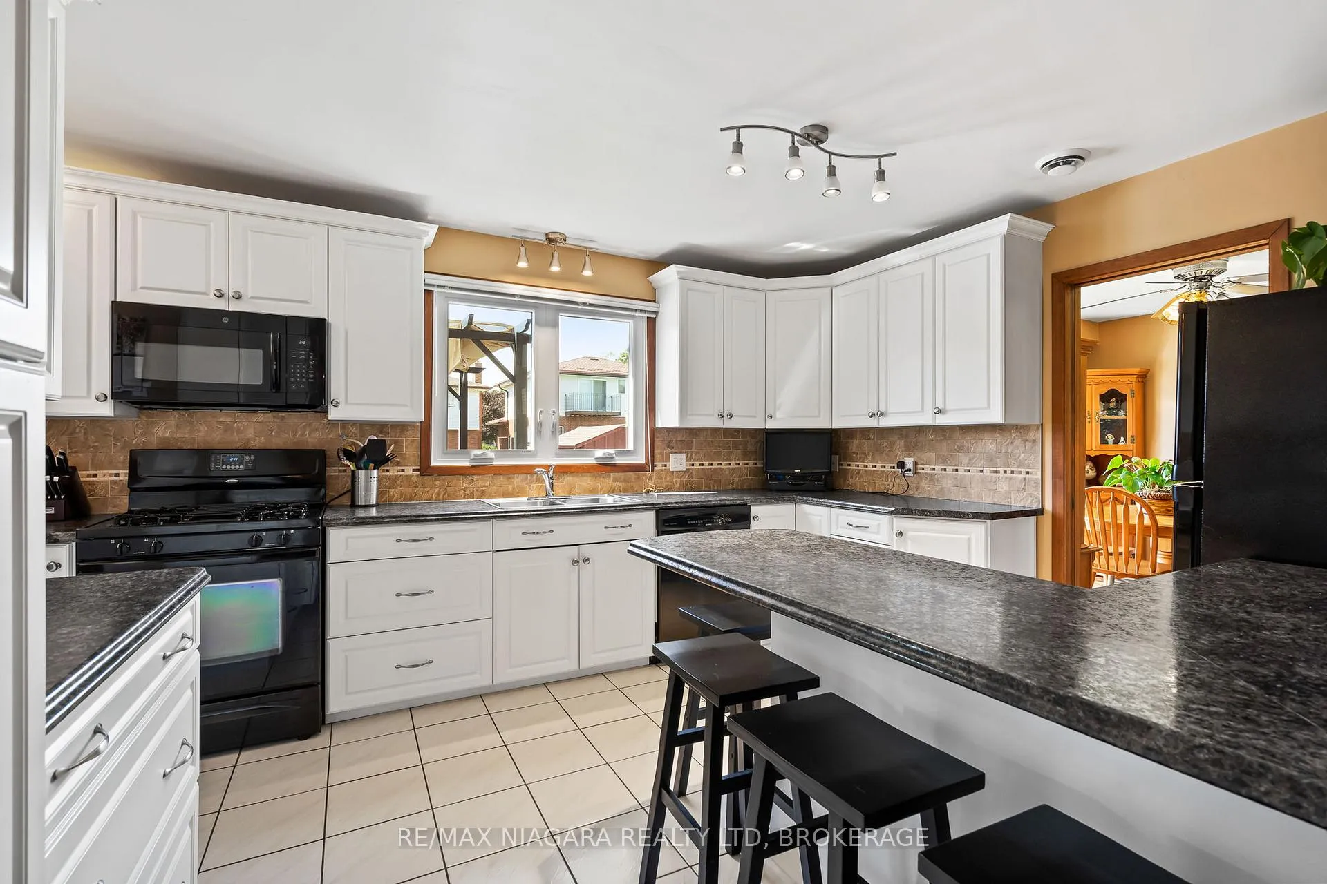 Photo 20 of 40 Gaspare Drive, Port Colborne, Sugarloaf — HOMEH