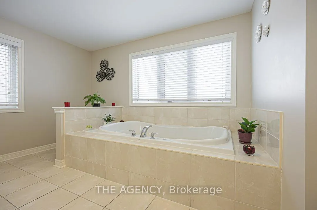 Photo 28 of 48 Tonner Crescent, Aurora, Bayview Northeast — HOMEH