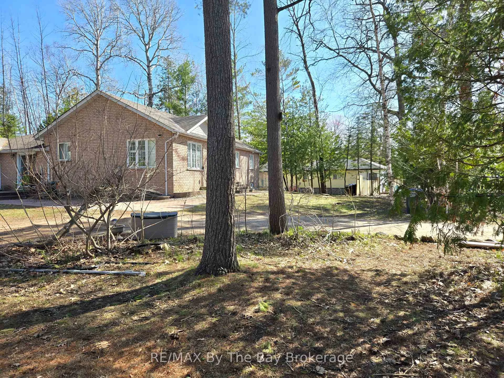 Photo 3 of Unit Unit A, 31 Forest Avenue, Wasaga Beach — HOMEH