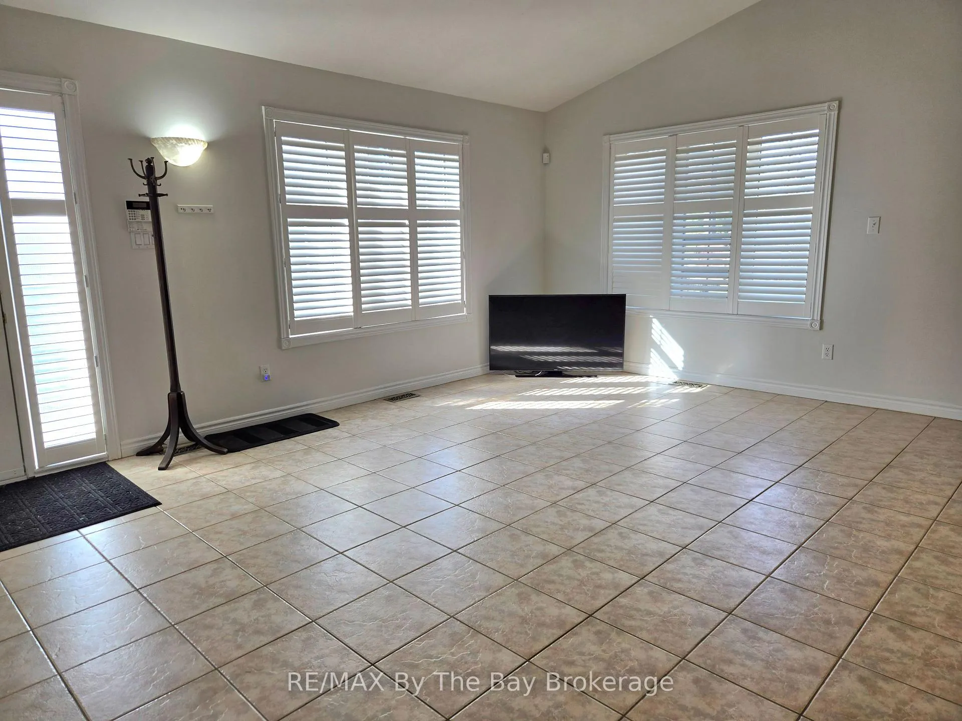 Photo 7 of Unit Unit A, 31 Forest Avenue, Wasaga Beach — HOMEH
