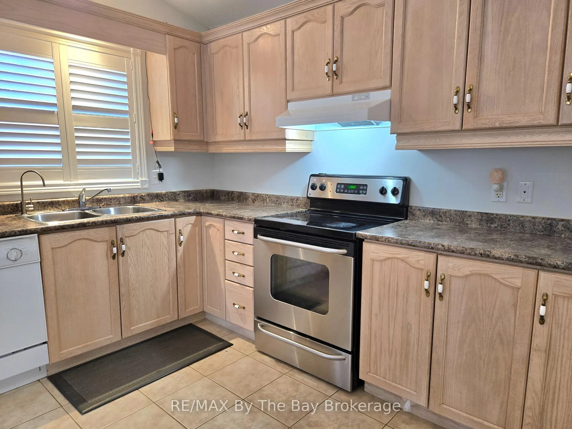 Photo 11 of Unit Unit A, 31 Forest Avenue, Wasaga Beach — HOMEH