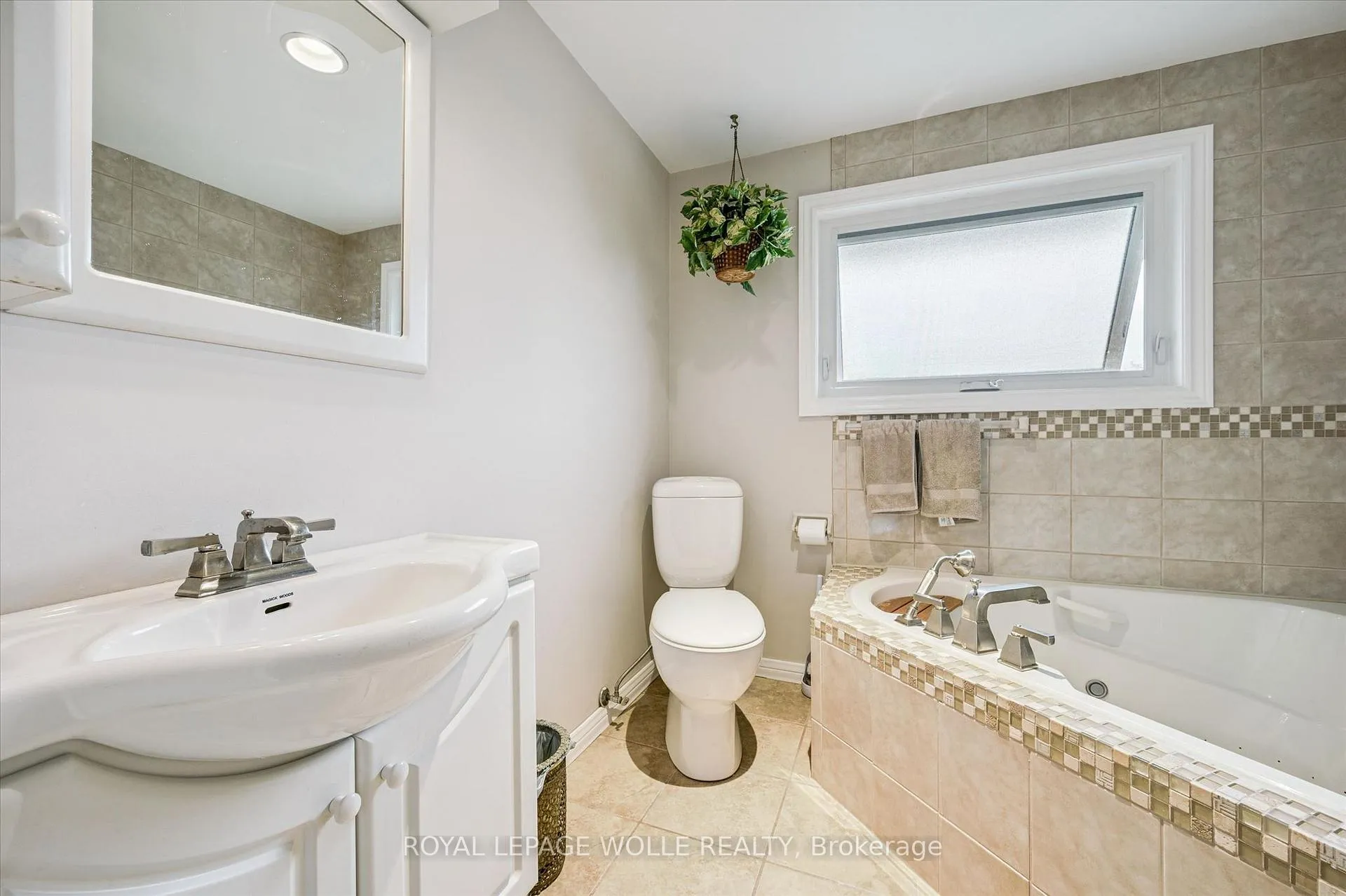 Photo 24 of 42 Trailview Drive, Kitchener — HOMEH