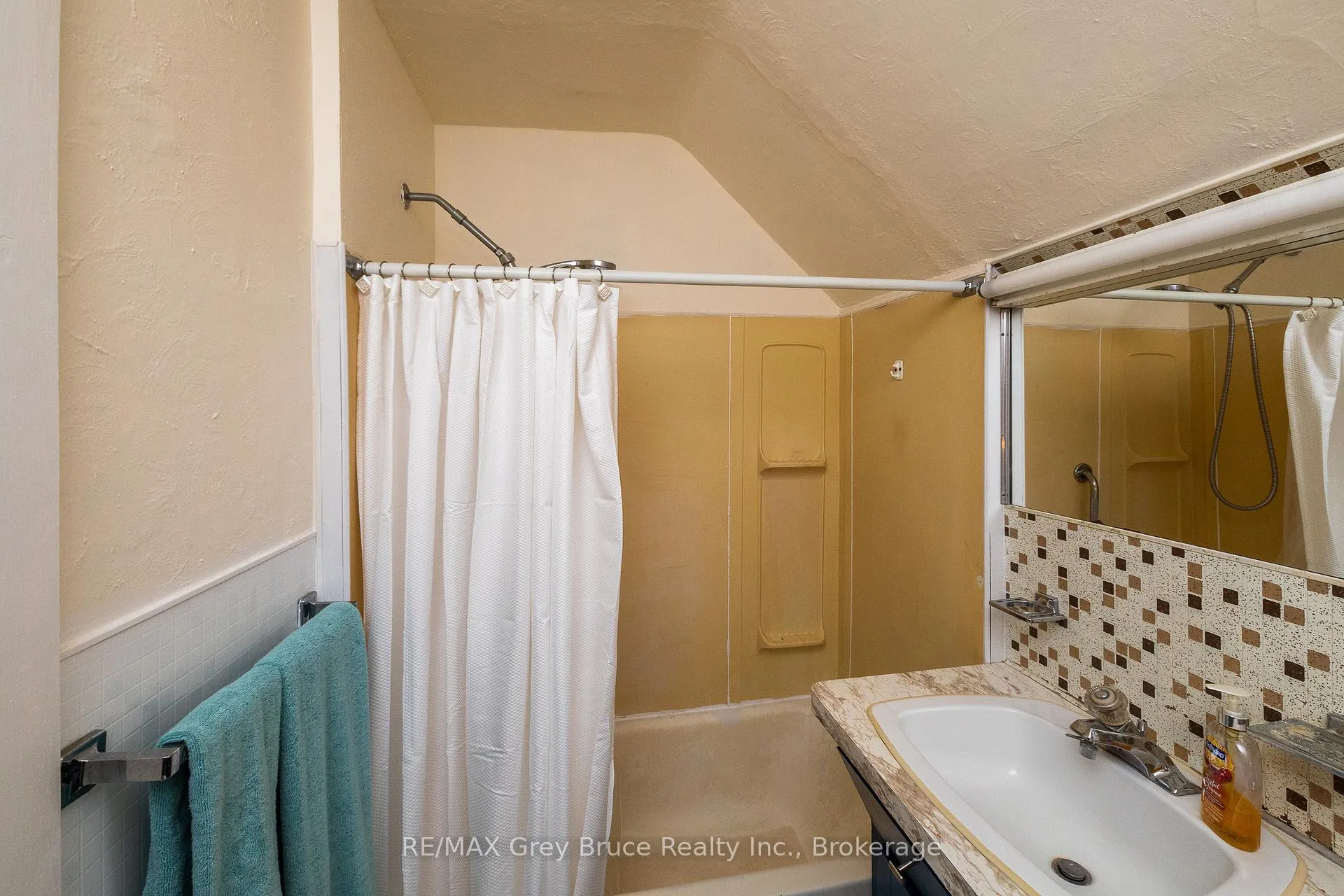 Photo 24 of 414 13th St E, Owen Sound — HOMEH