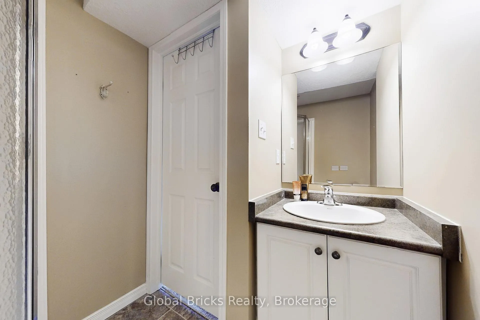 Photo 31 of Unit D24, 20 David Bergey Drive, Kitchener — HOMEH