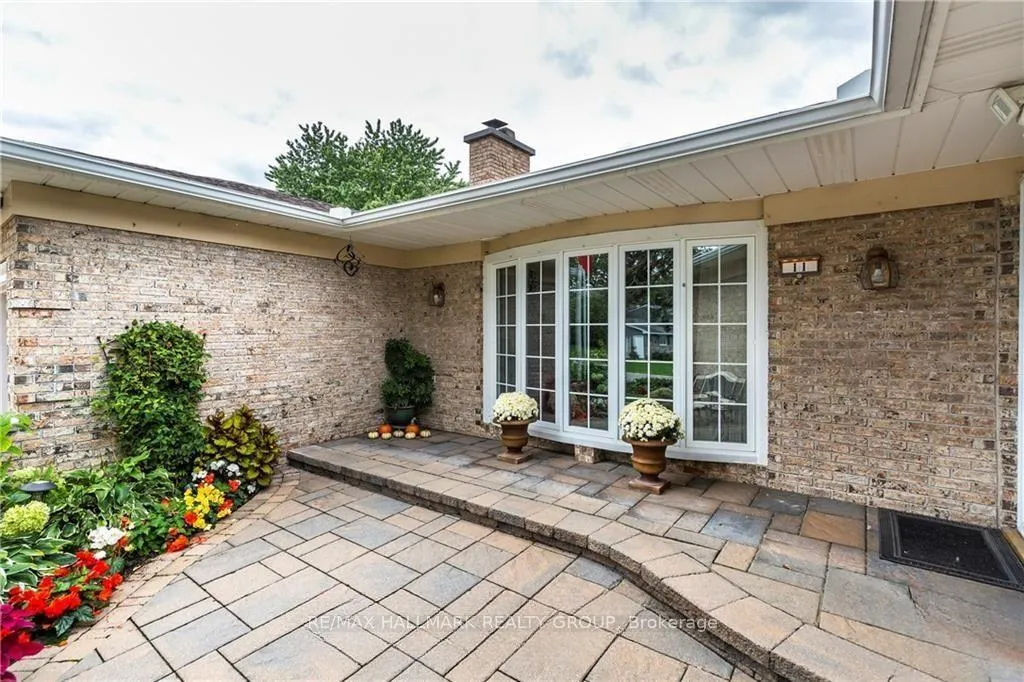 Photo 4 of 11 Jerrilynn Crescent, Ottawa, Barrhaven - Pheasant Run — HOMEH