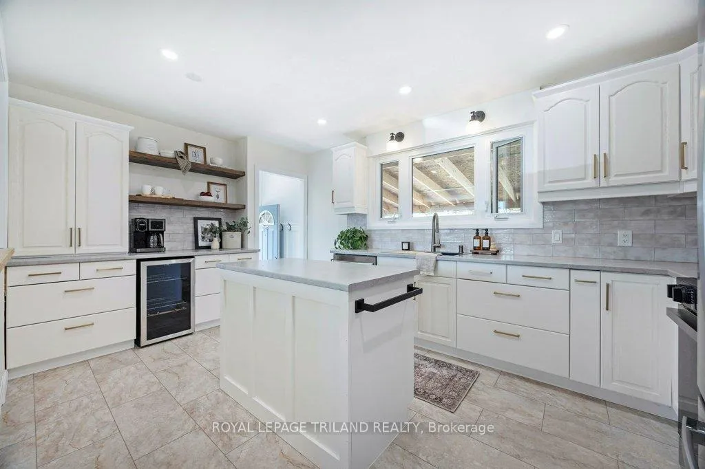 Photo 9 of 112 Burnside Drive, London, East I — HOMEH