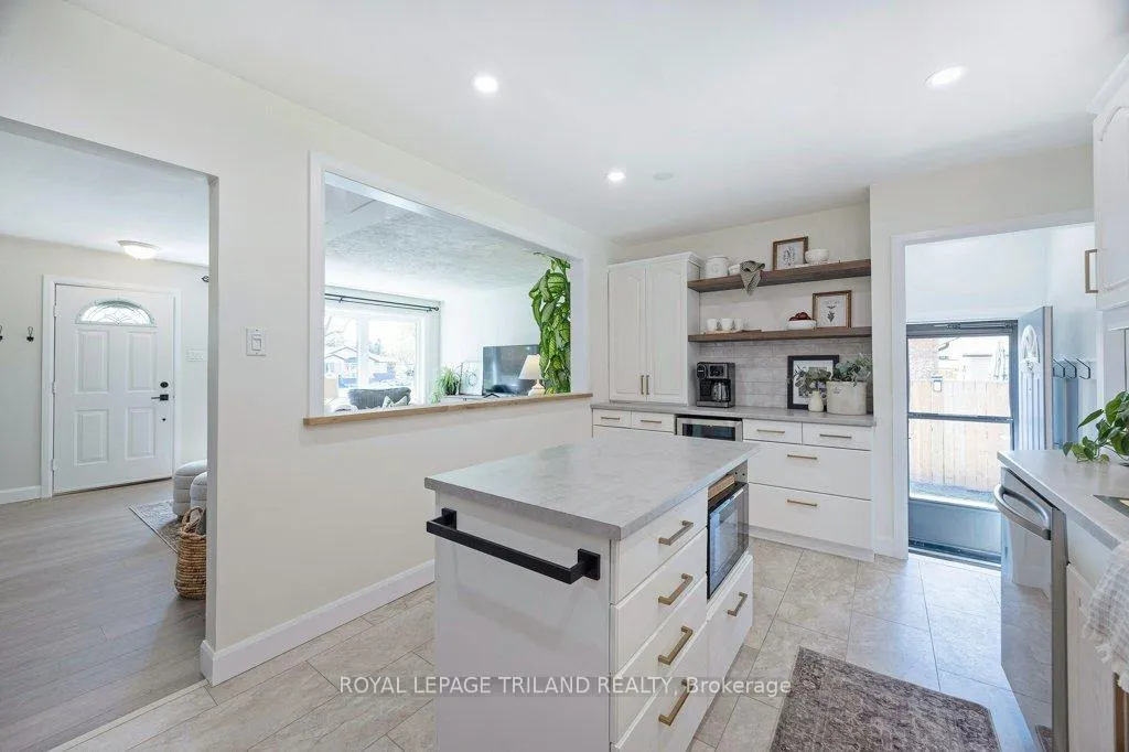 Photo 10 of 112 Burnside Drive, London, East I — HOMEH