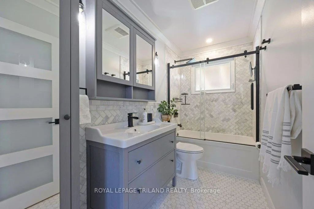 Photo 16 of 112 Burnside Drive, London, East I — HOMEH