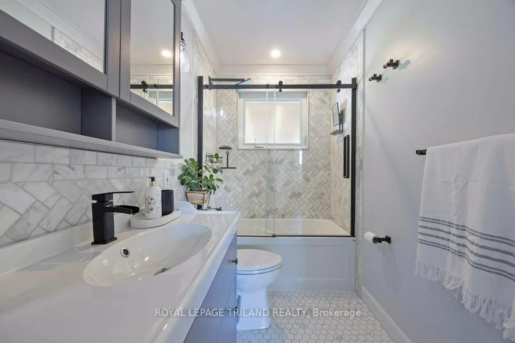 Photo 17 of 112 Burnside Drive, London, East I — HOMEH