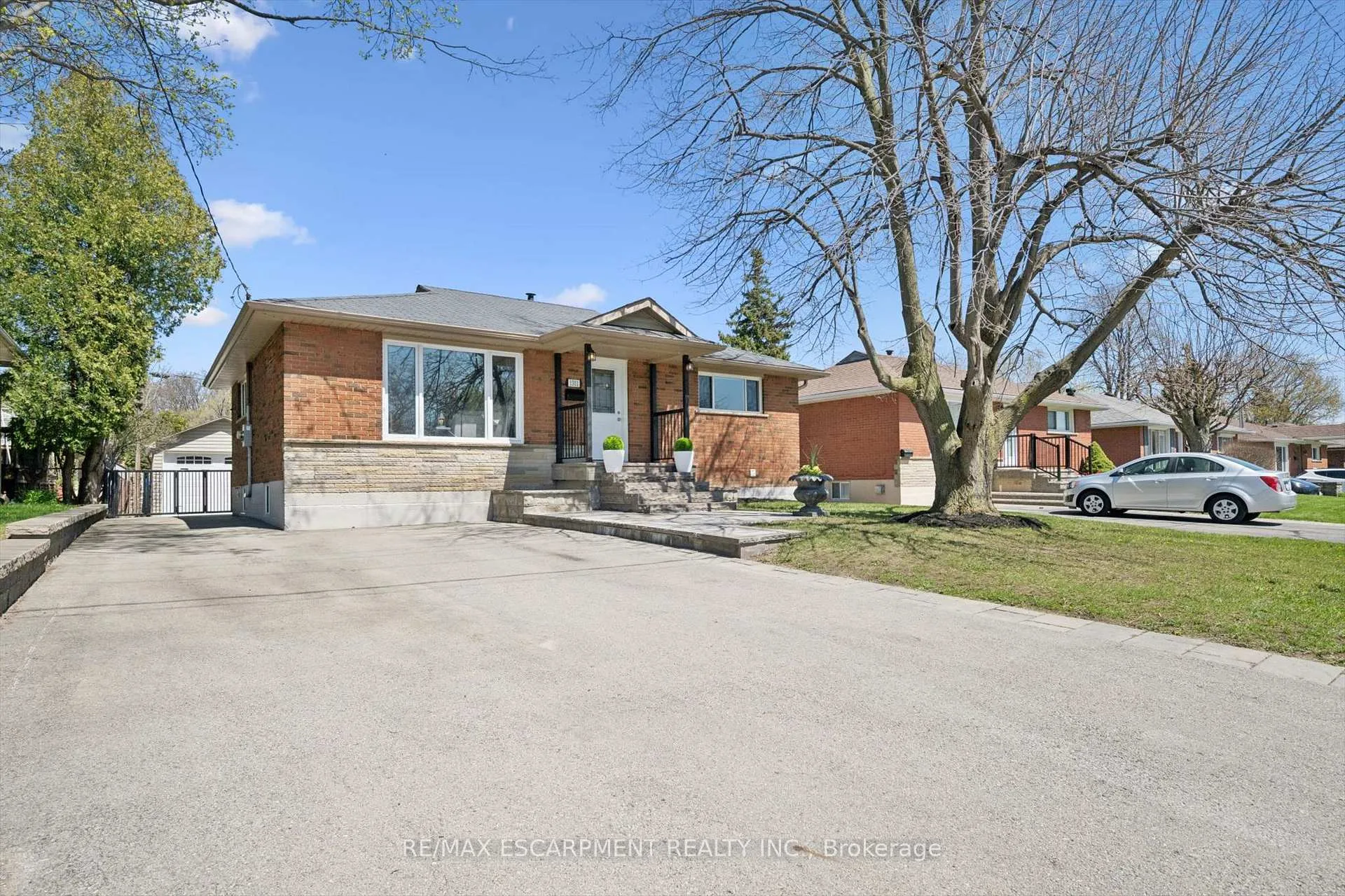Photo 2 of 1311 Royal Drive, Burlington, Mountainside — HOMEH