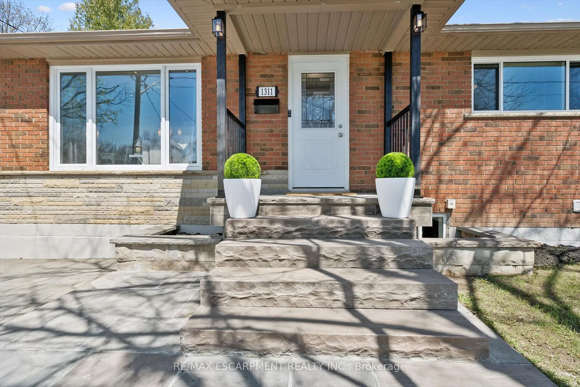 Photo 3 of 1311 Royal Drive, Burlington, Mountainside — HOMEH