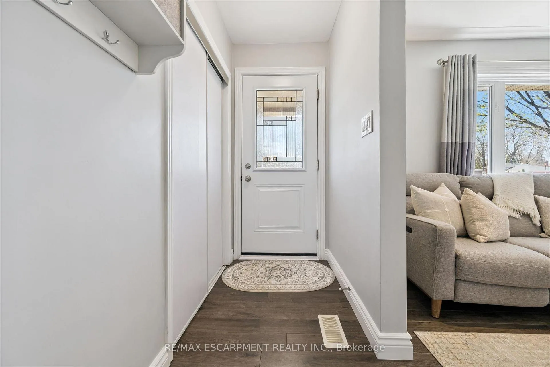Photo 4 of 1311 Royal Drive, Burlington, Mountainside — HOMEH