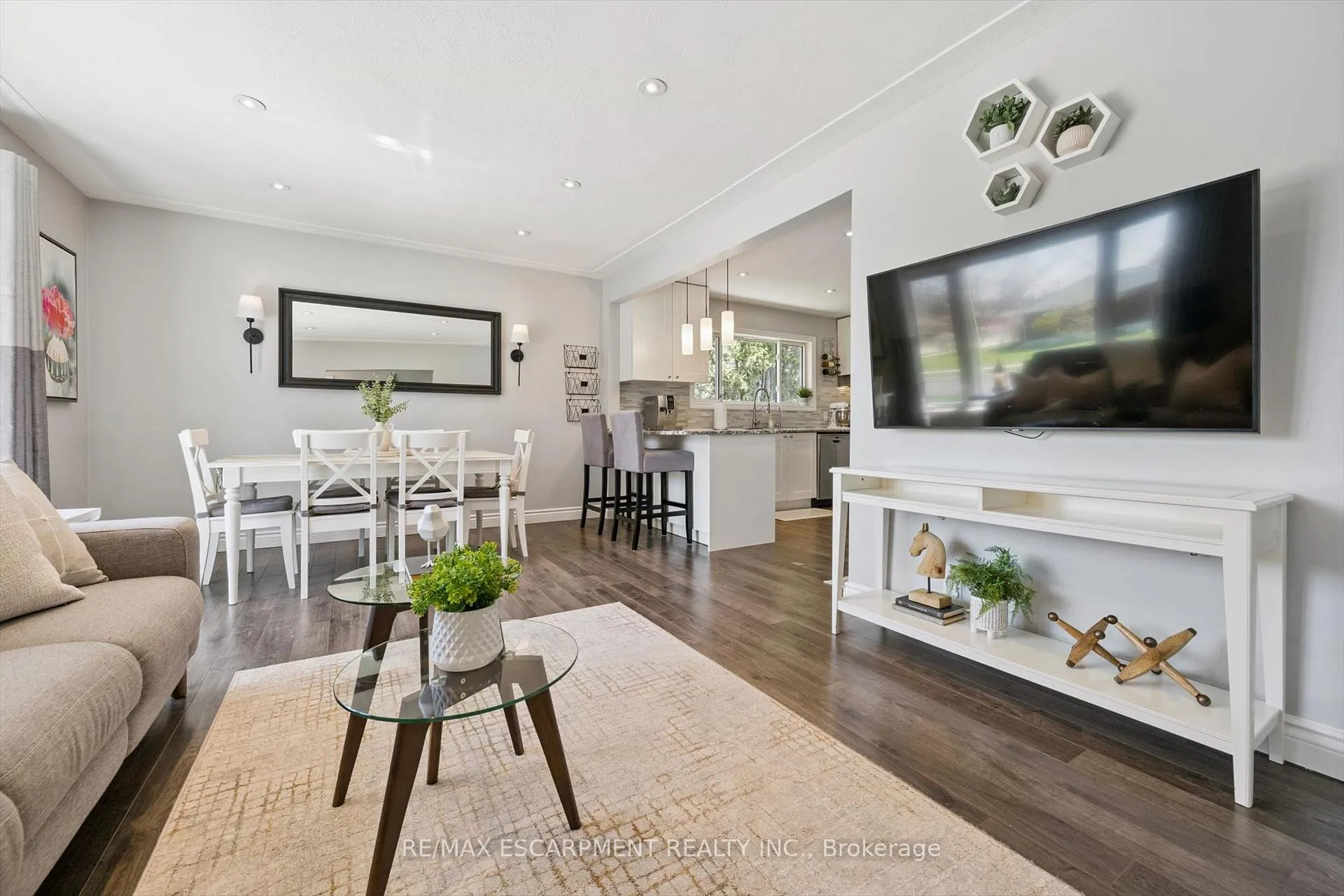 Photo 6 of 1311 Royal Drive, Burlington, Mountainside — HOMEH