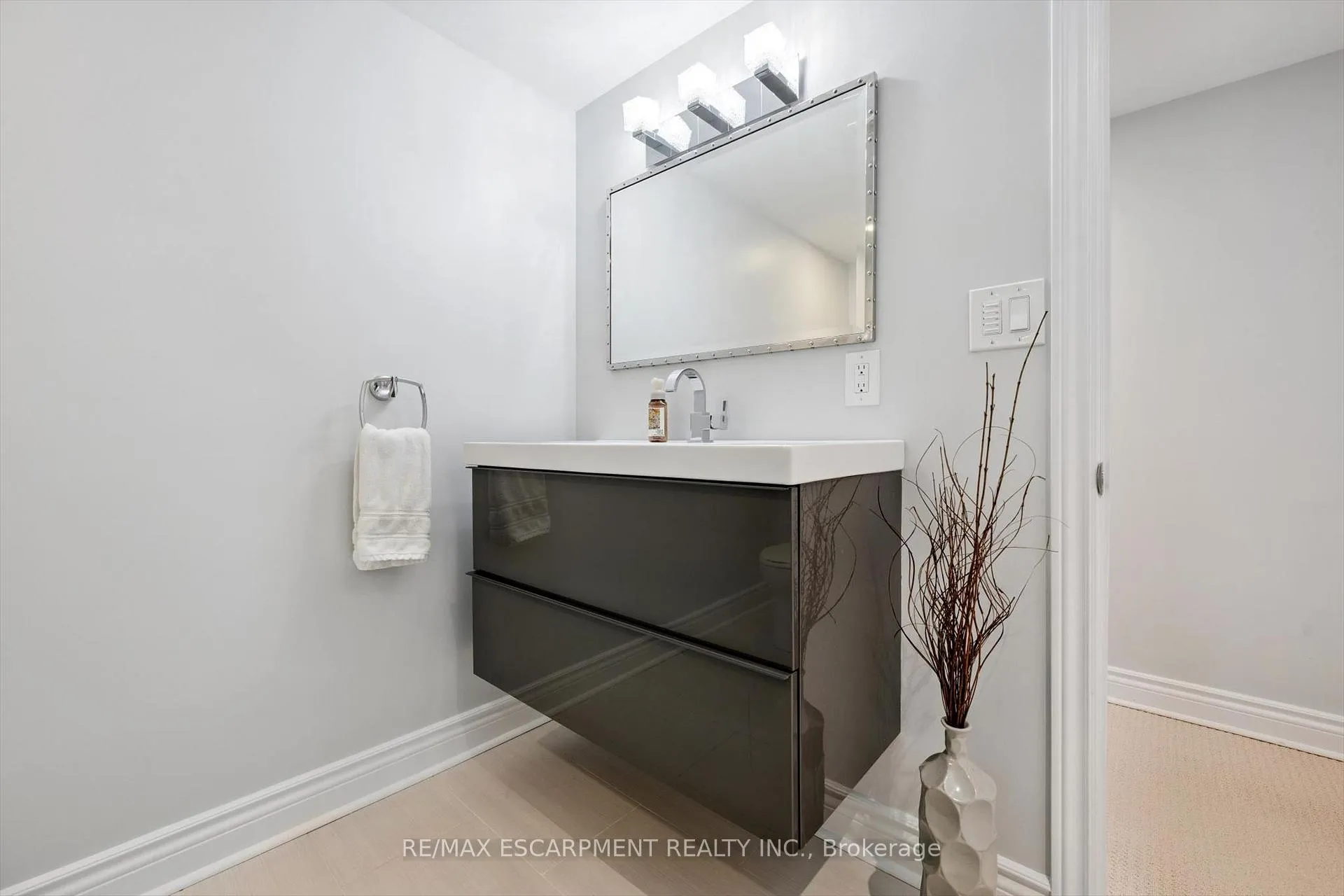 Photo 27 of 1311 Royal Drive, Burlington, Mountainside — HOMEH