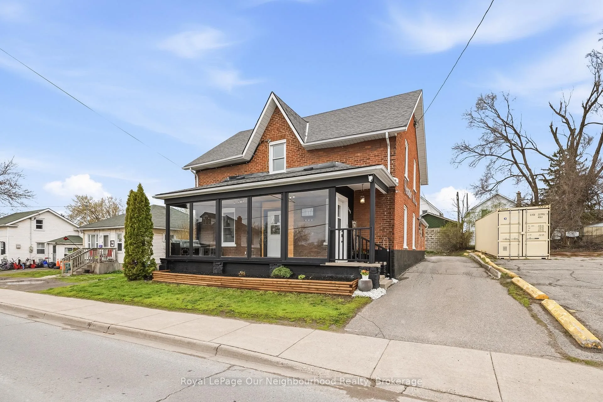 Front of 162 Dundas Street E