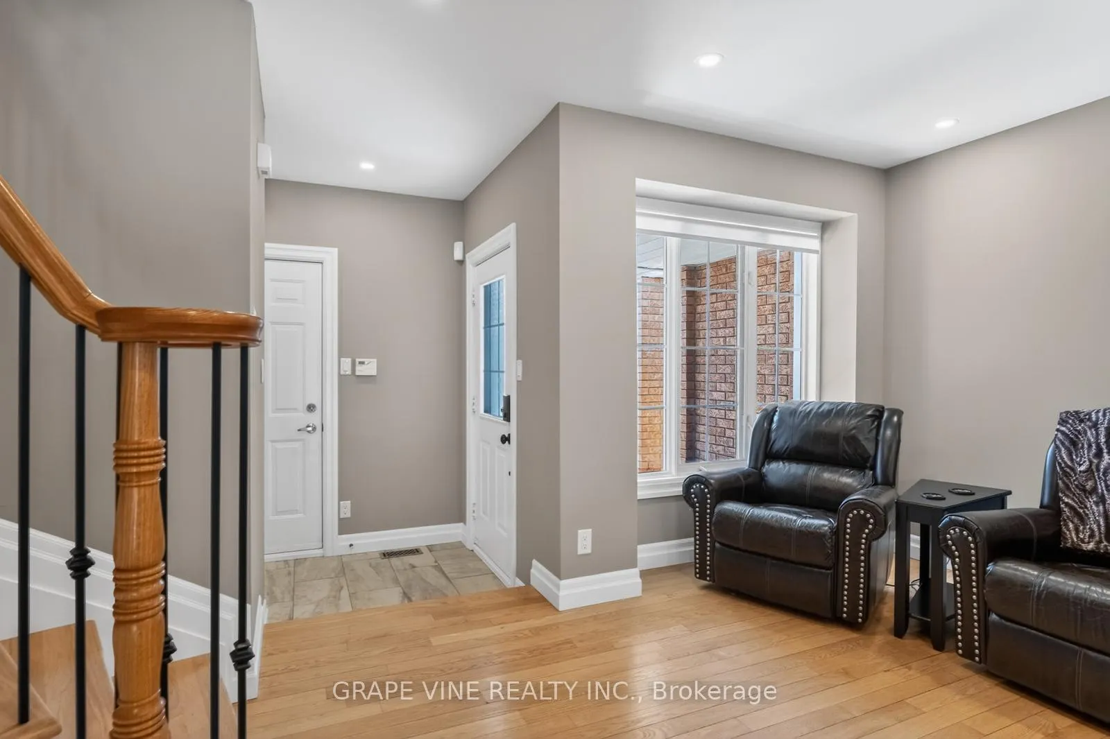 Photo 2 of 142 College Circle, Ottawa, Castle Heights — HOMEH
