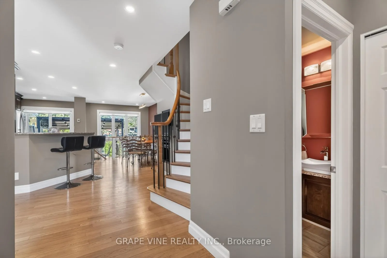 Photo 3 of 142 College Circle, Ottawa, Castle Heights — HOMEH