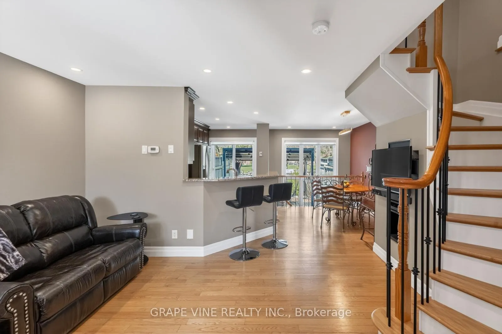 Photo 4 of 142 College Circle, Ottawa, Castle Heights — HOMEH