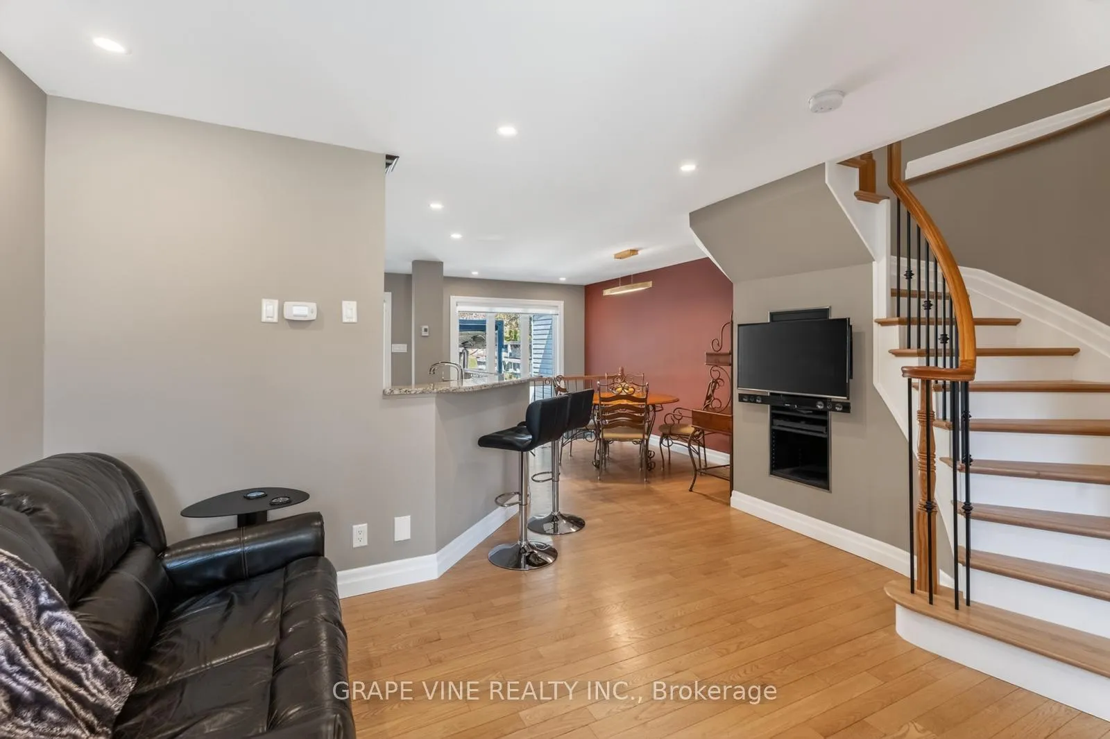 Photo 5 of 142 College Circle, Ottawa, Castle Heights — HOMEH