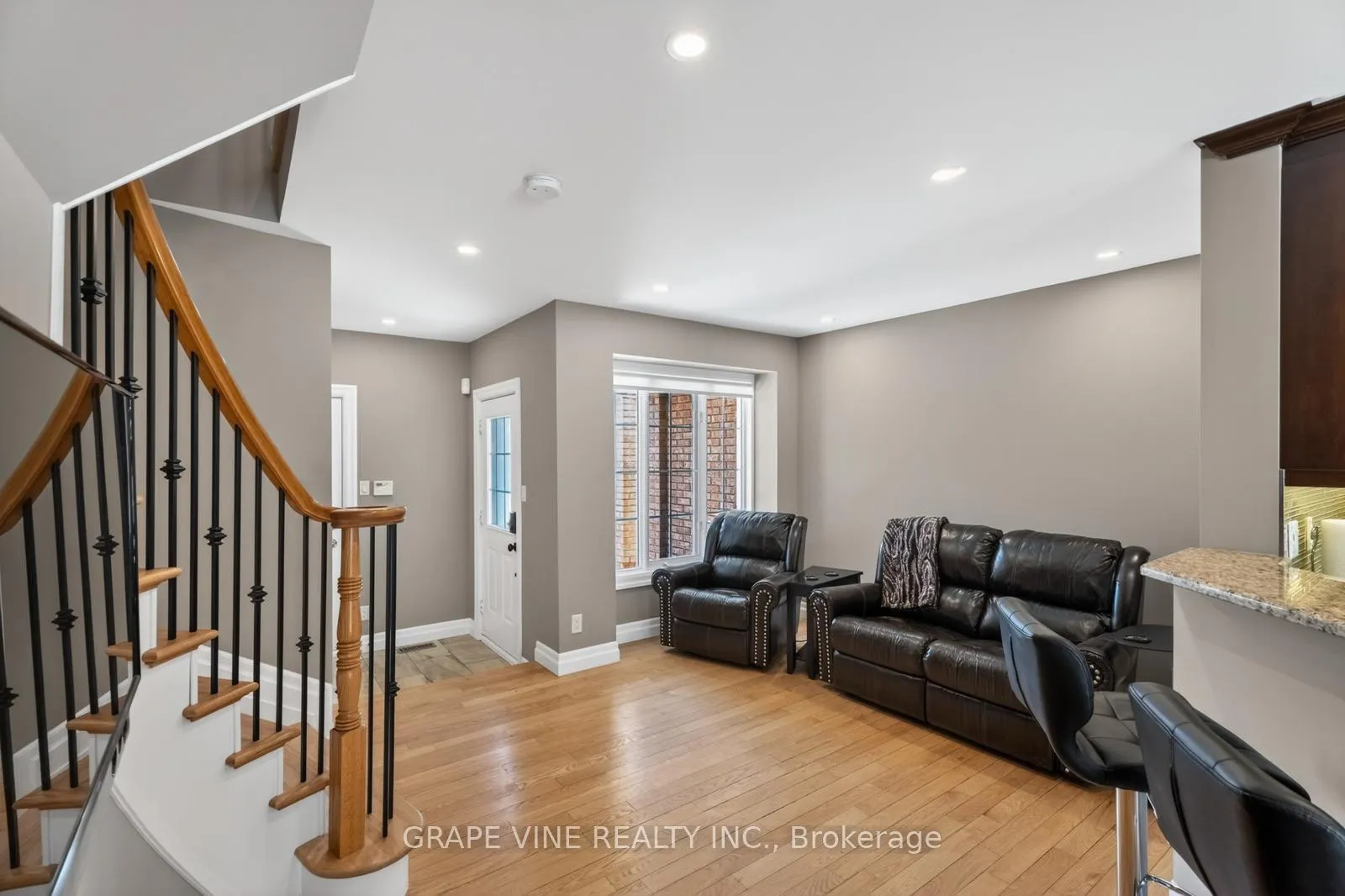 Photo 6 of 142 College Circle, Ottawa, Castle Heights — HOMEH