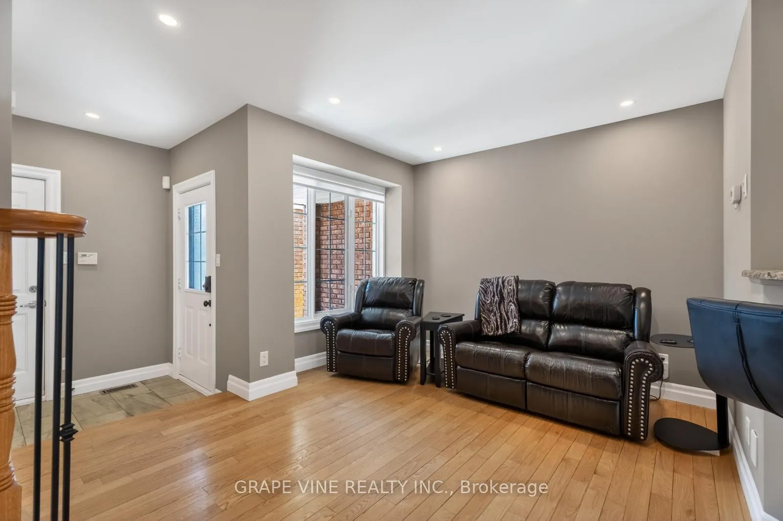 Photo 7 of 142 College Circle, Ottawa, Castle Heights — HOMEH