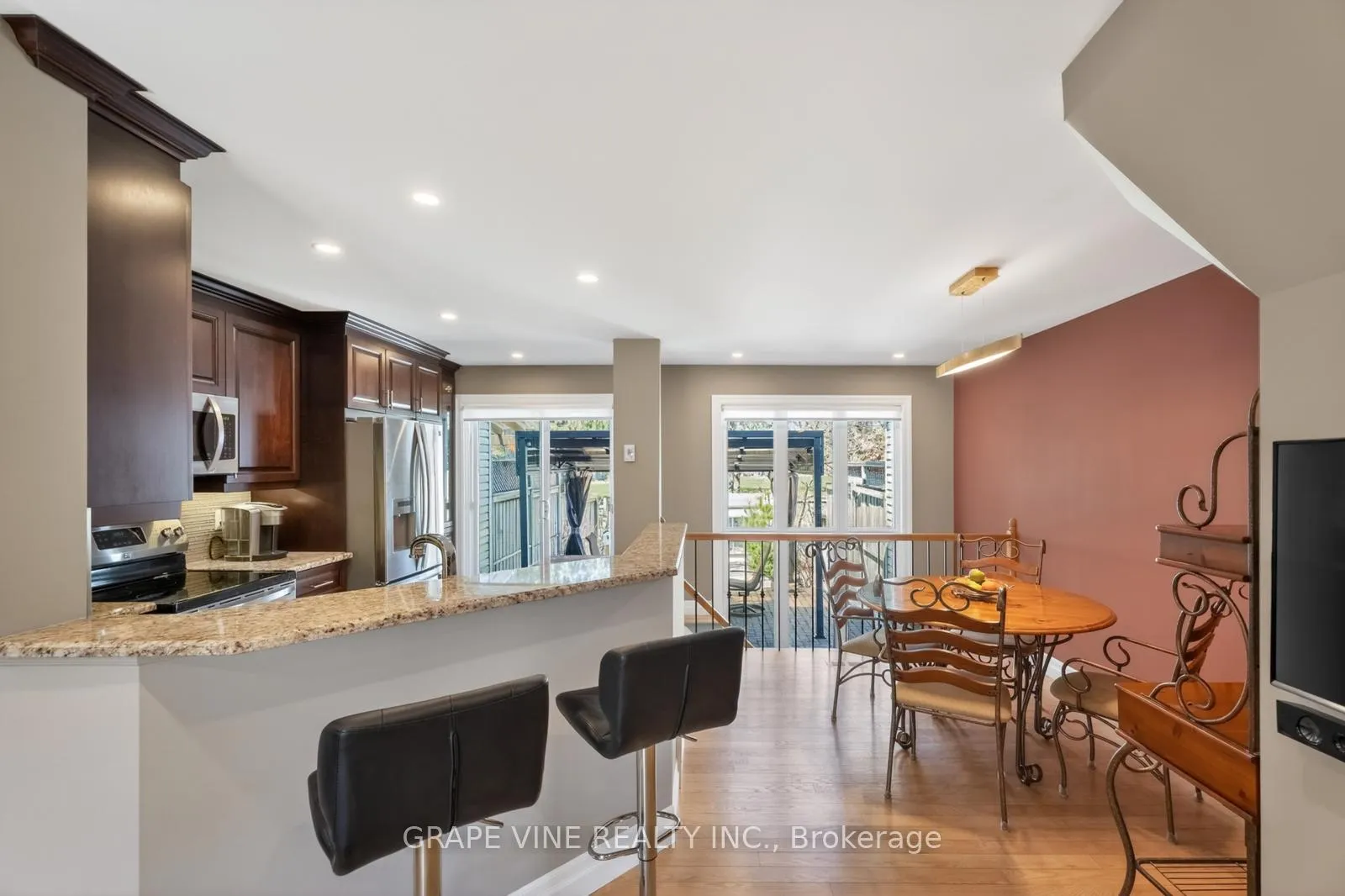 Photo 8 of 142 College Circle, Ottawa, Castle Heights — HOMEH