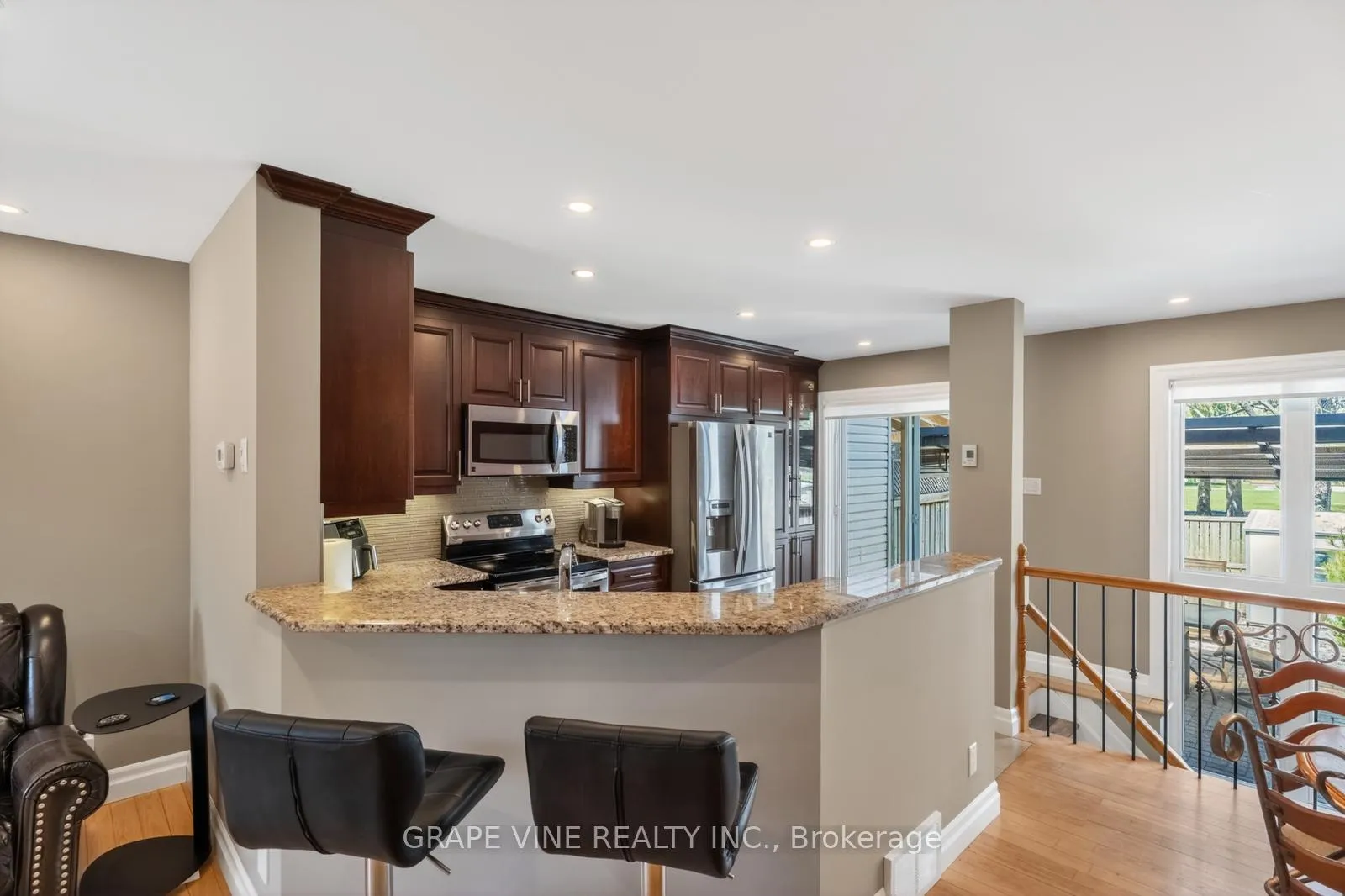 Photo 9 of 142 College Circle, Ottawa, Castle Heights — HOMEH