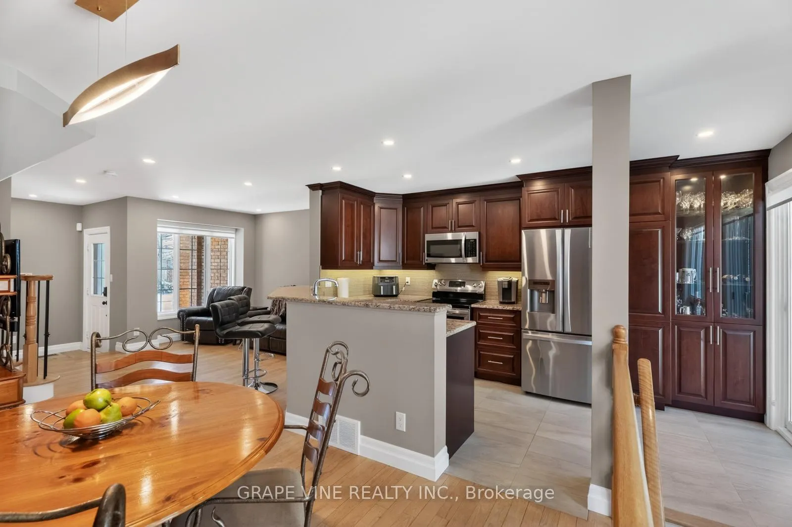 Photo 10 of 142 College Circle, Ottawa, Castle Heights — HOMEH