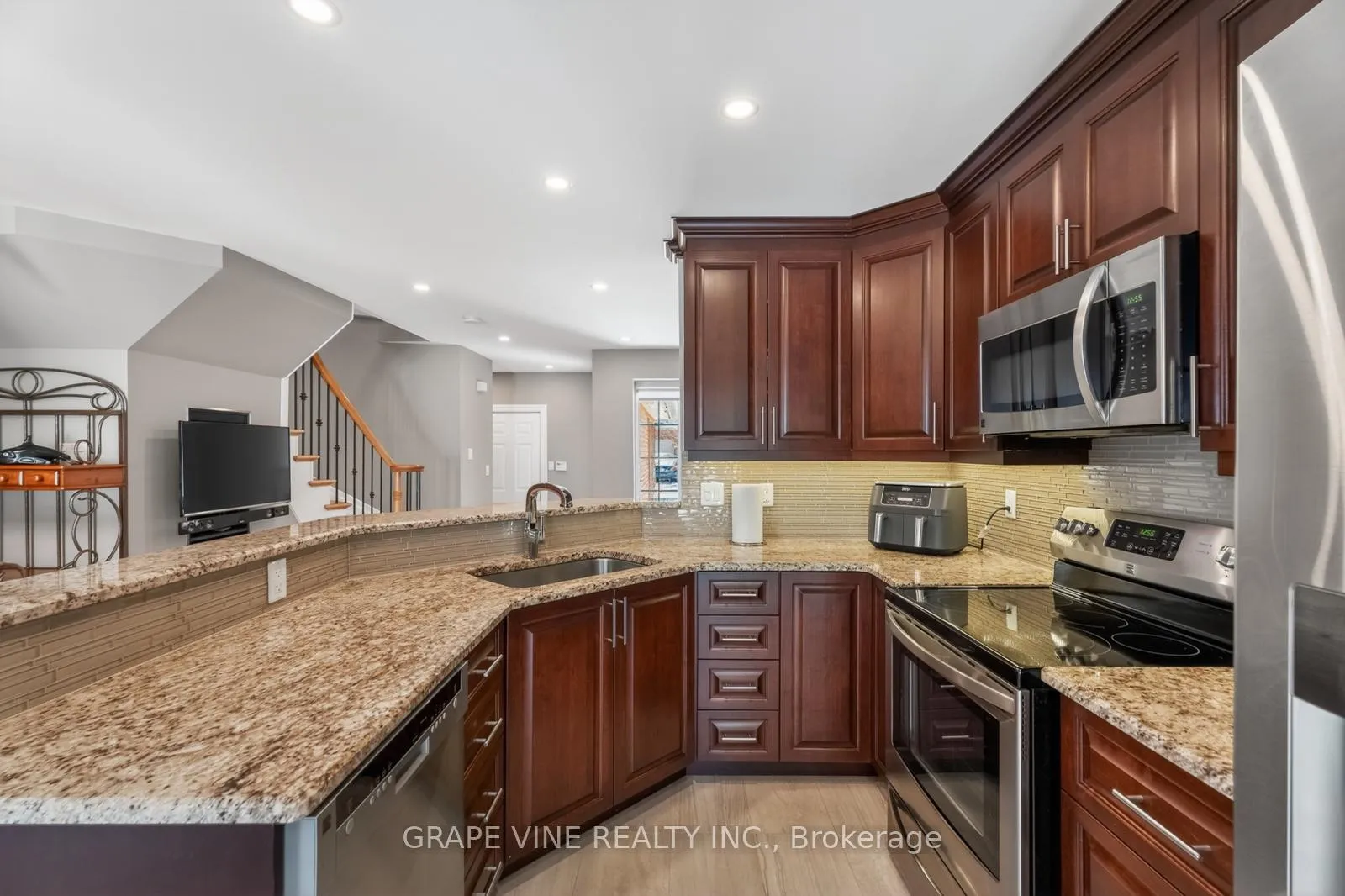 Photo 11 of 142 College Circle, Ottawa, Castle Heights — HOMEH